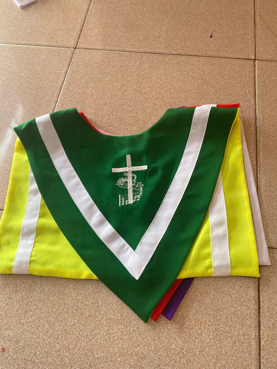 Yếm ca đoàn vải phi bóng không cổ - 2 mặt 2 màu_thumbnail_3