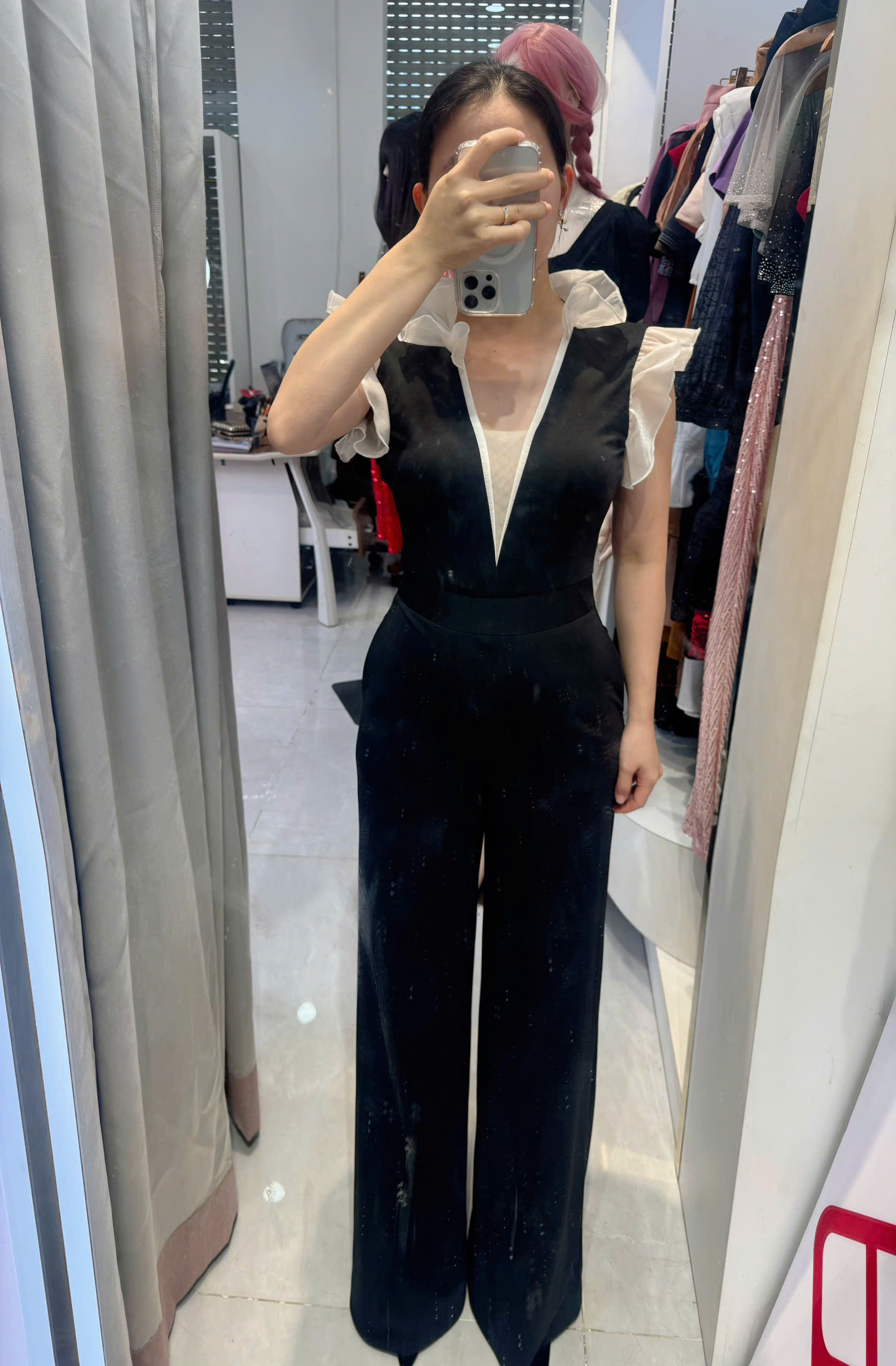 Jumpsuit phối bèo cổ khoét V phong cách