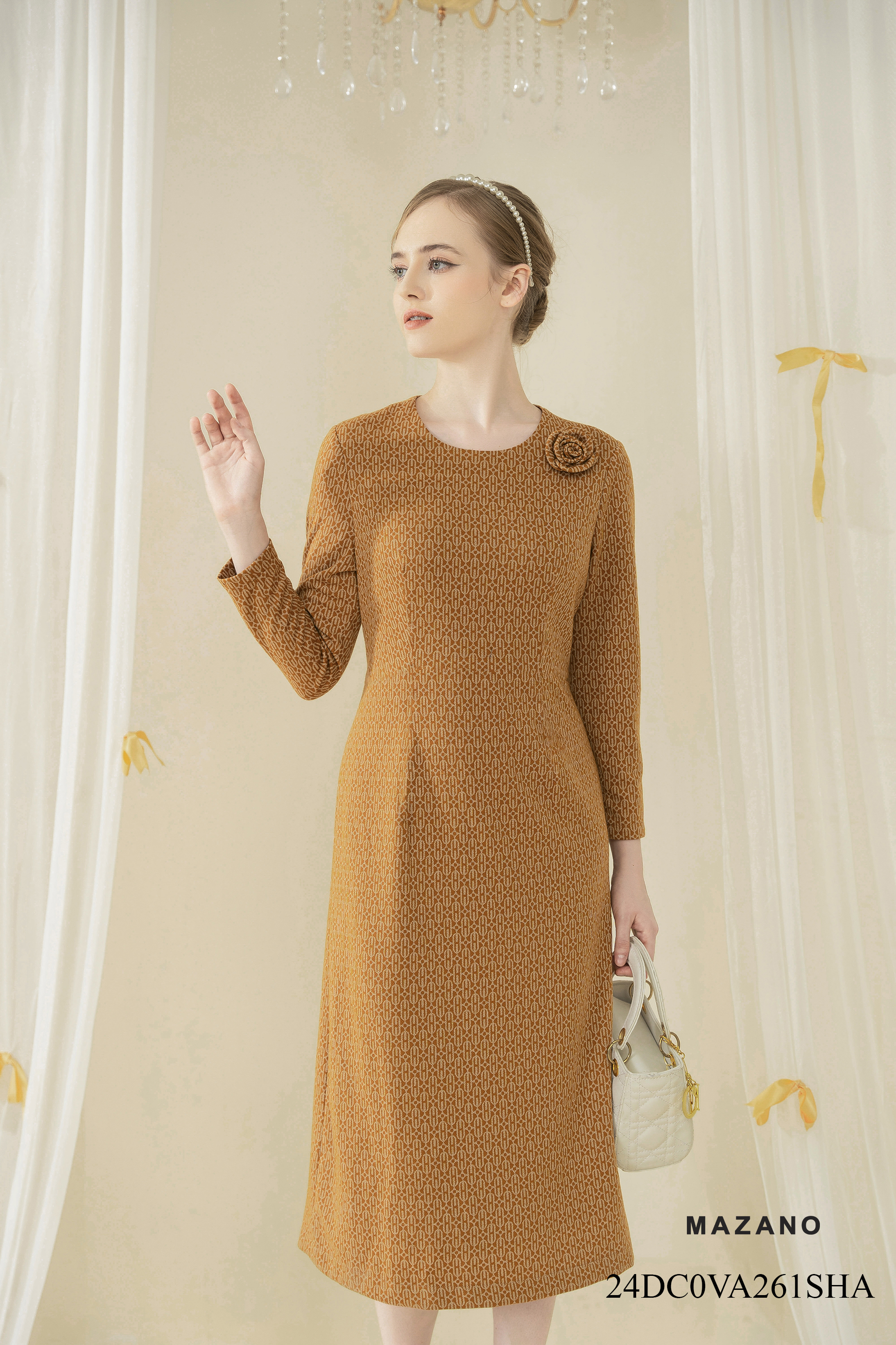 Váy Đầm thân ôm chân rủ Vải dạ len Họa tiết cách điệu Đính hoa cuốn Cổ tròn vừa Tay dài Dài ngang bắp chânVA261SHA_thumbnail_3