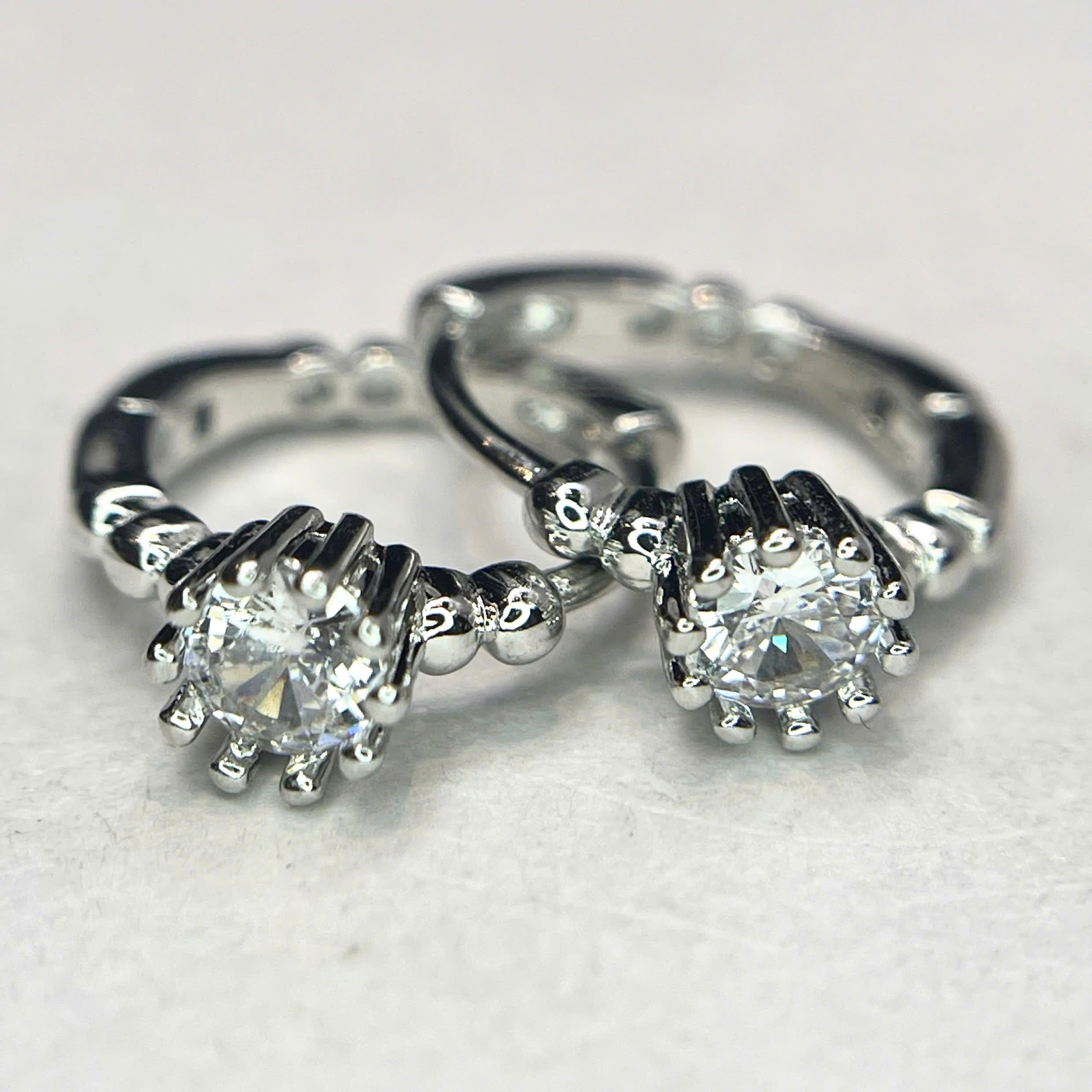 Khuyên vòng kiểu hạt đá trắng size 10