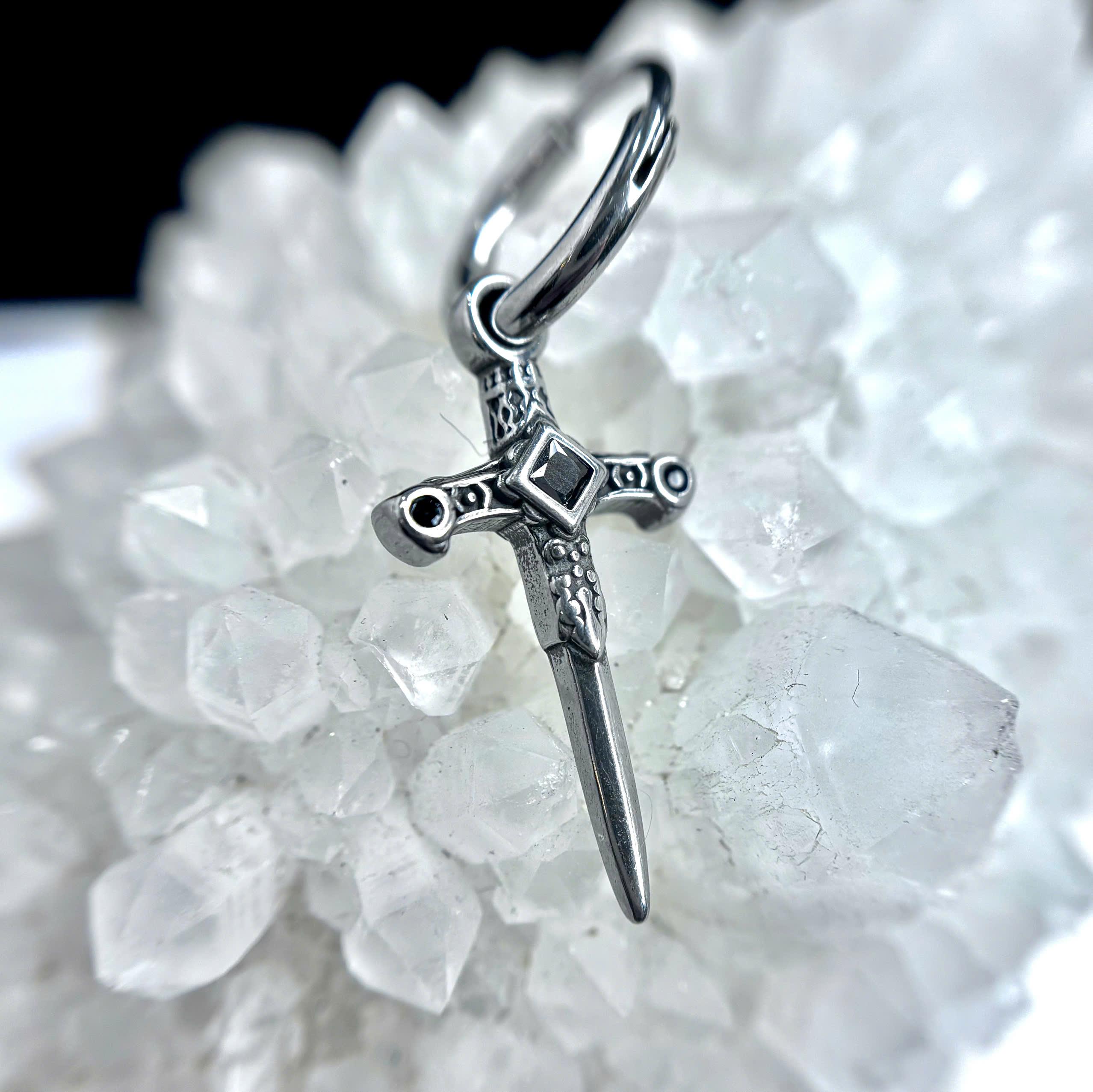 Khuyên vòng kiểu nam thanh kiếm đính đá đen size 10_thumbnail_3