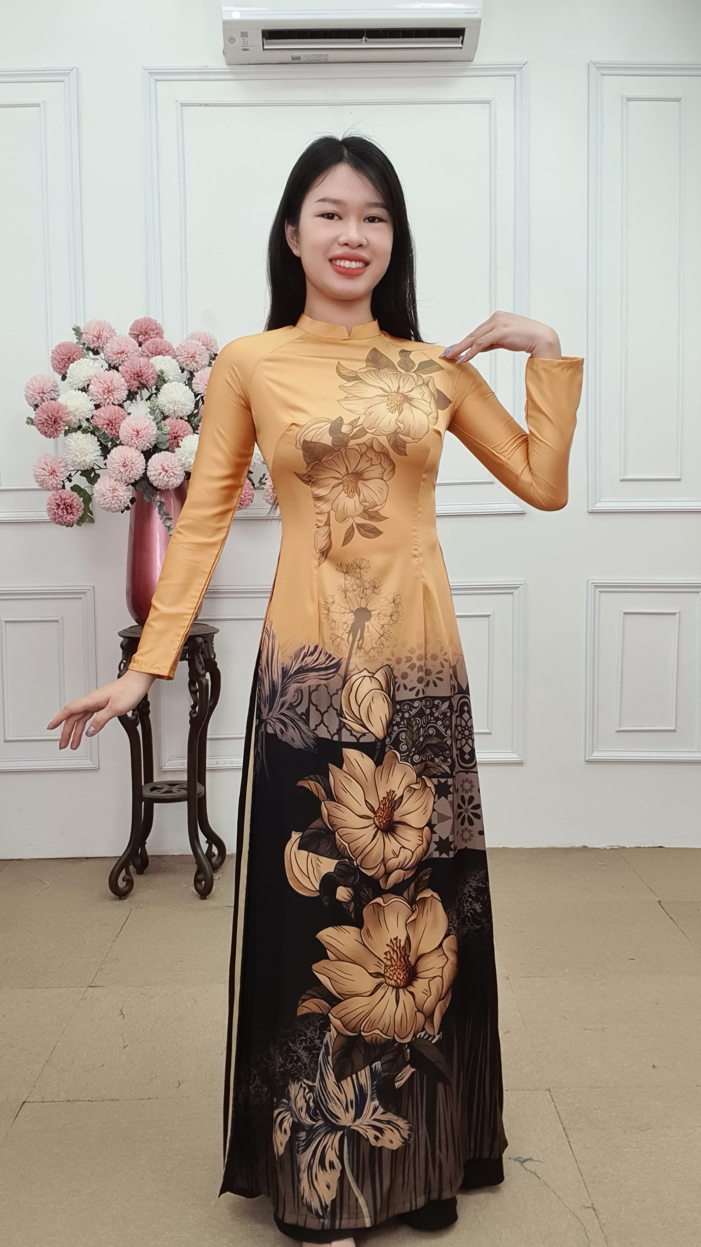 A2039 lụa pháp cổ cao tay dài nền nude pha đen hoa vàng to_thumbnail_3