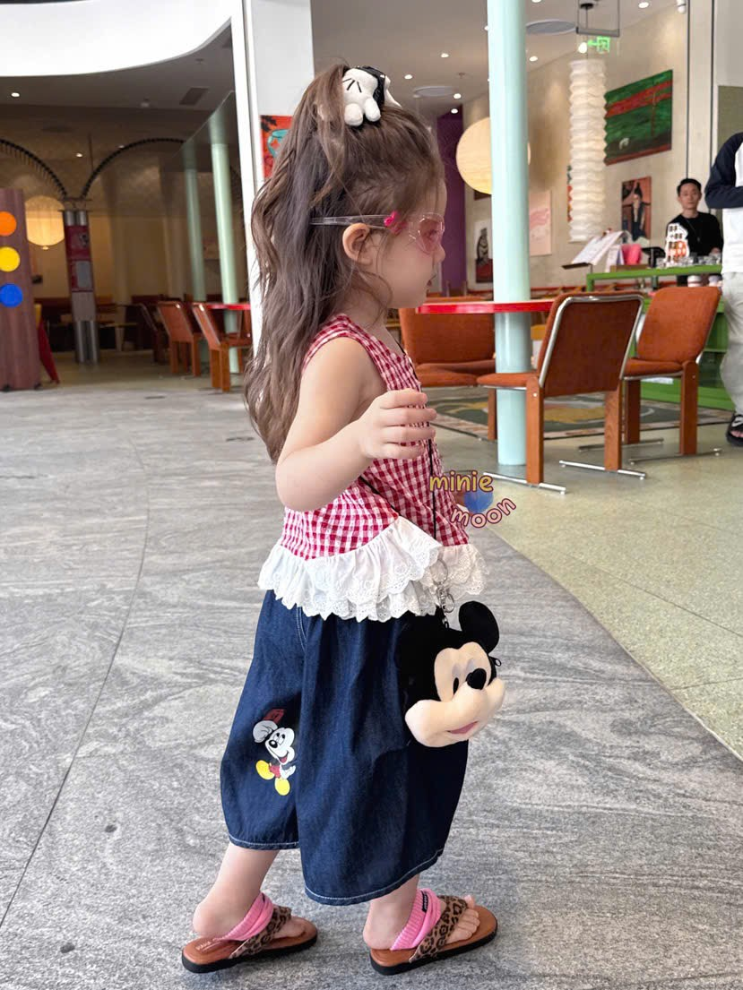 C181 - Quần jean lửng ống rộng thêu Mickey bé gái hãng Minie Moon (Sz90-130)