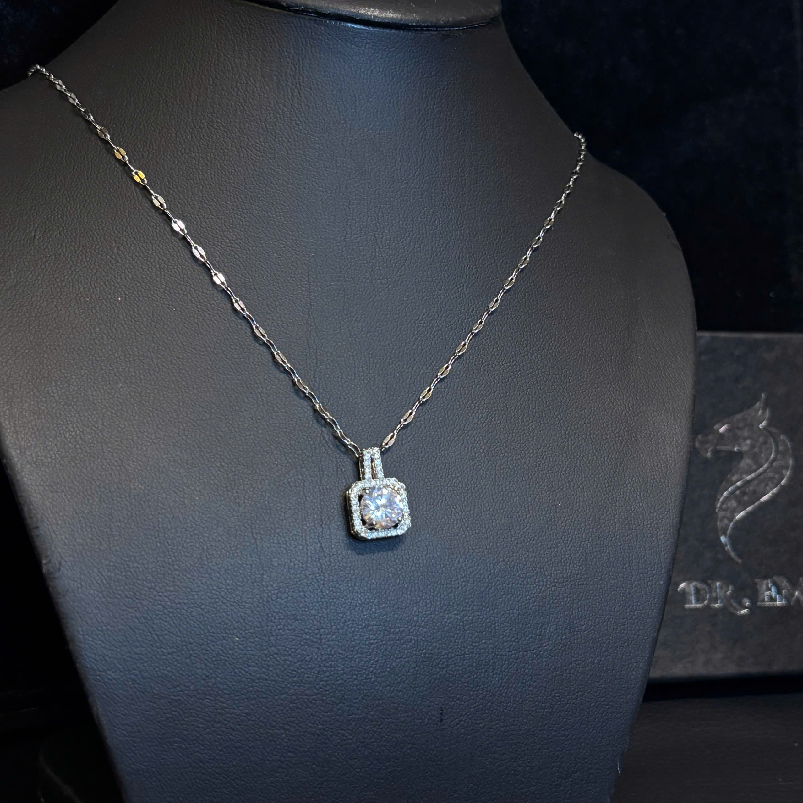 Vòng cổ đá vuông