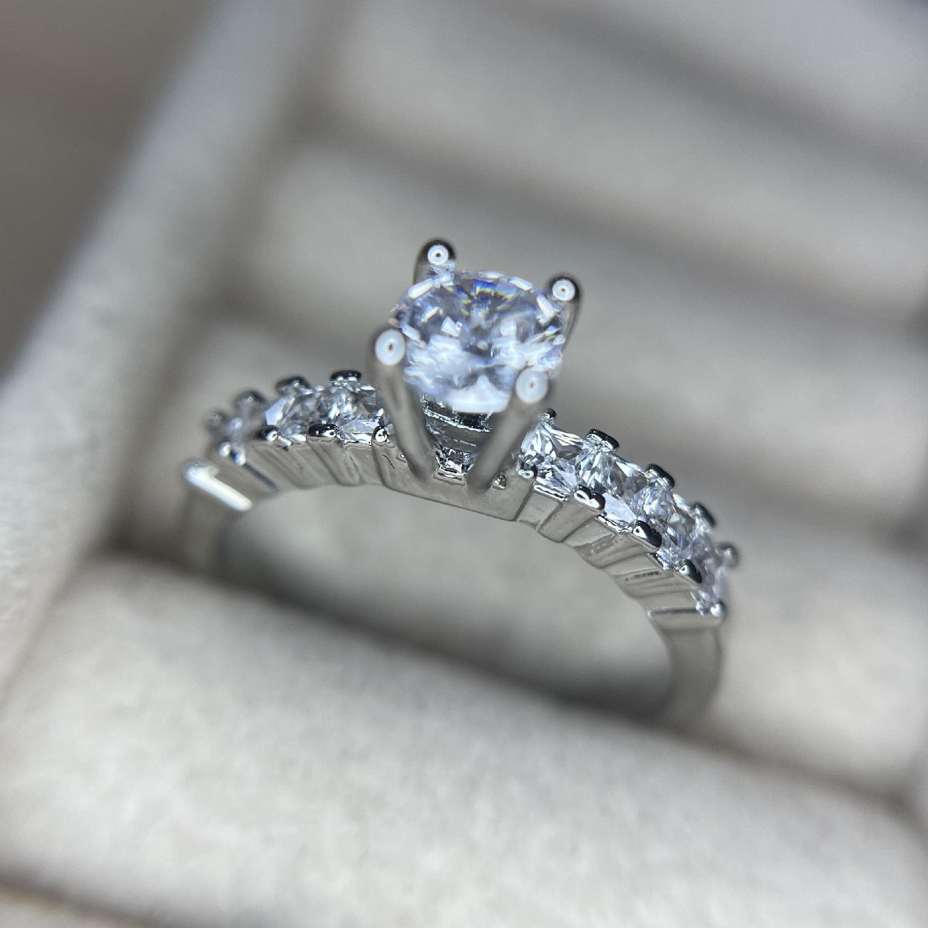 nhẫn kiểu titan viền dải kim cương vuông đính hột xoàn trụ vuông tròn size 6