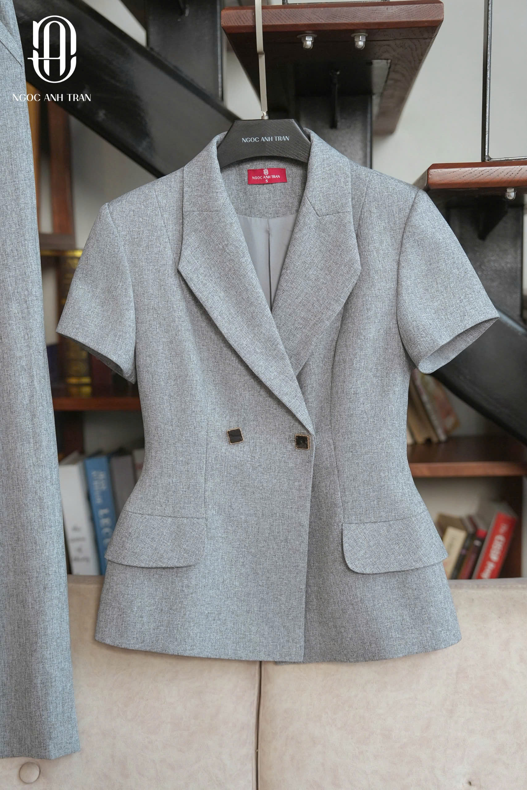 V072 - Áo vest ghi tay cộc cúc vuông_thumbnail_2