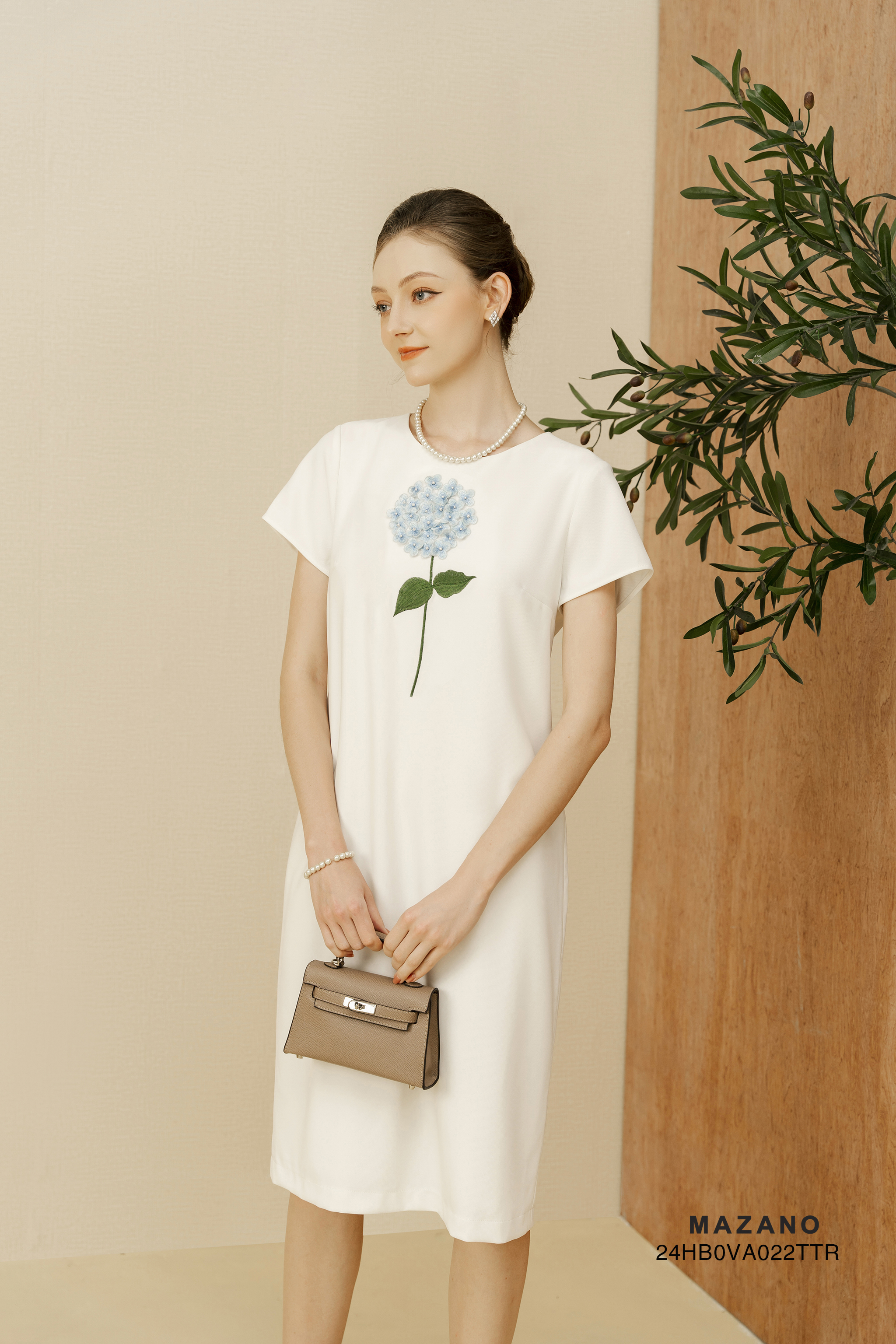 Đầm trắng suông thêu họa tiết cẩm tú cầu