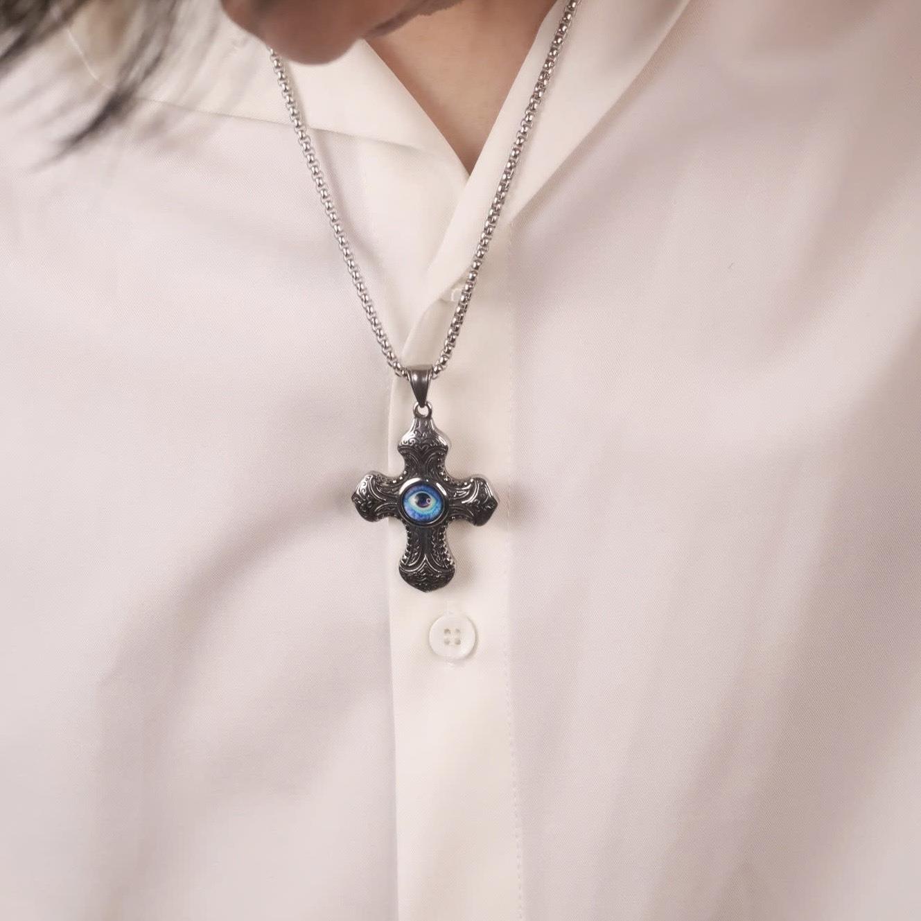 Vòng cổ titan chữ thập mắt xanh