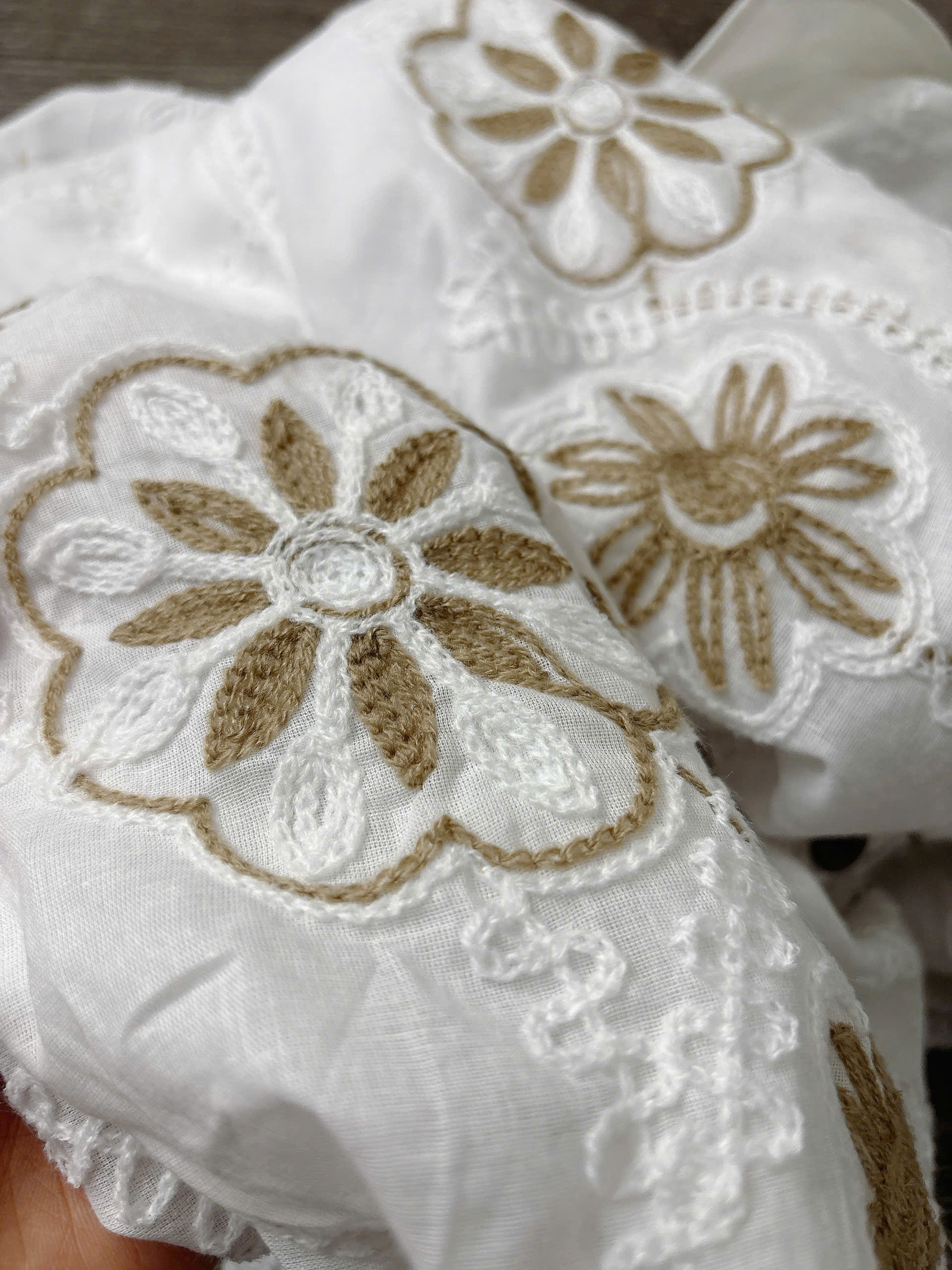 H73 ÁO SOMI TRẮNG THÊU HOA_thumbnail_2