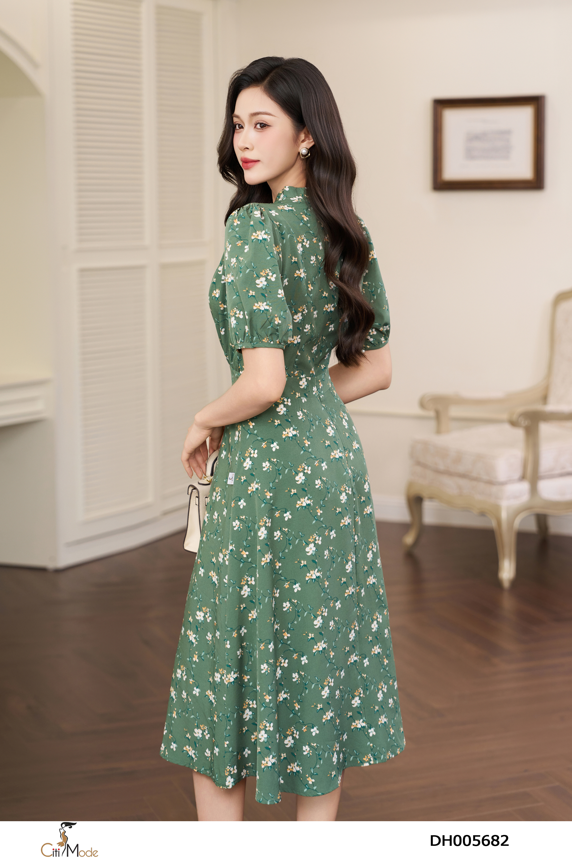 Đầm xòe hoa xanh cổ tàu tay lỡ