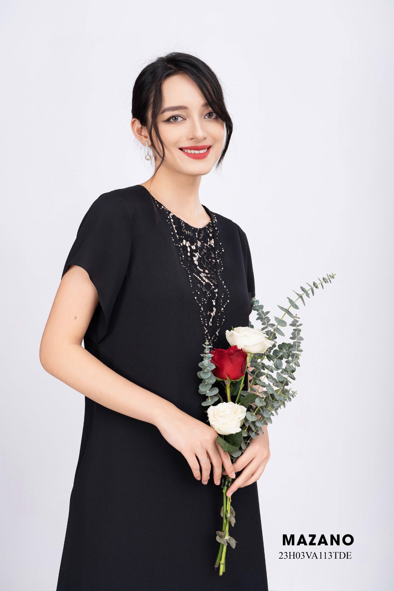 Đầm đen suông A dài phối ren đính trang trí_thumbnail_2