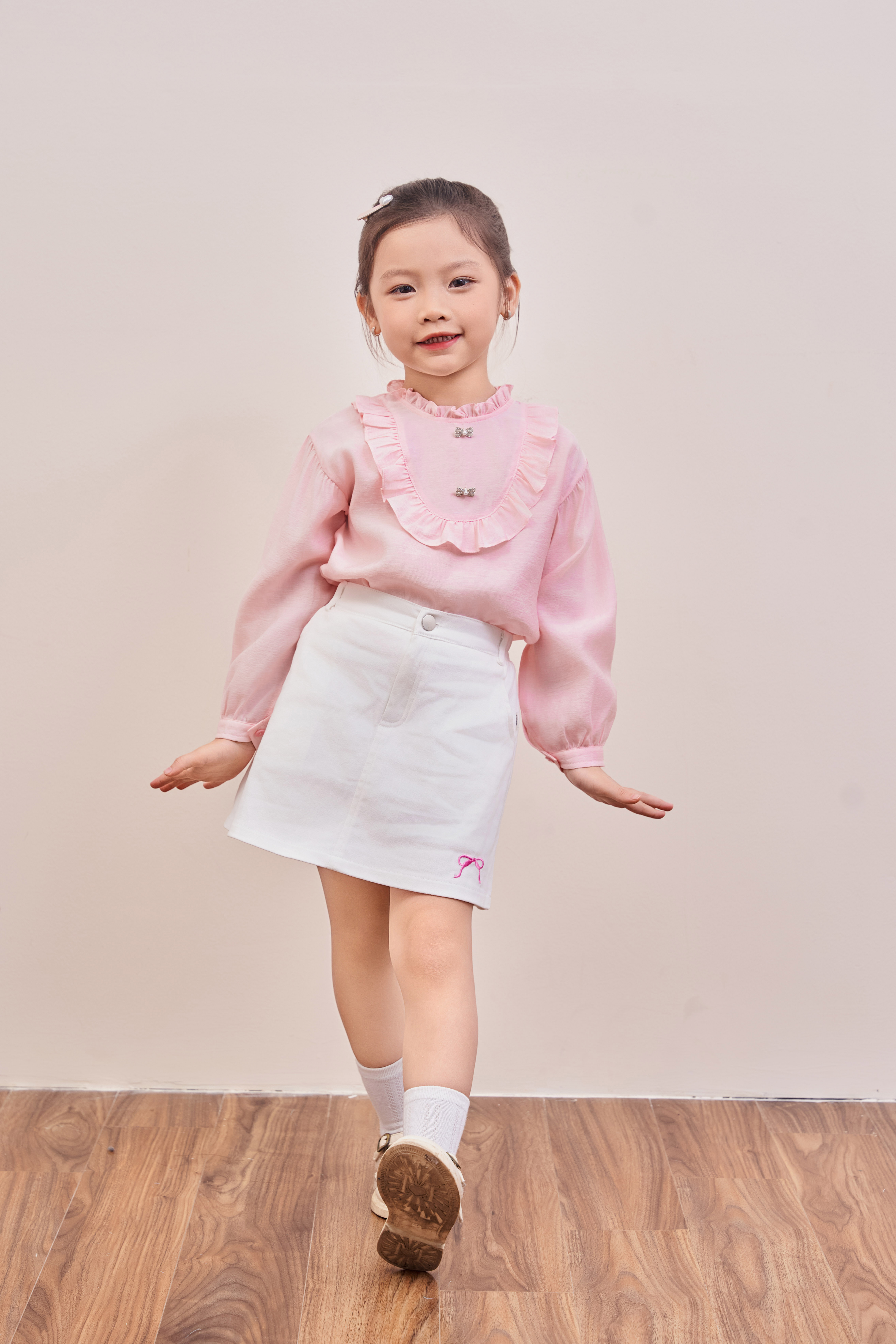 Áo cổ nhún bèo đính nơ xinh xắn_thumbnail_2