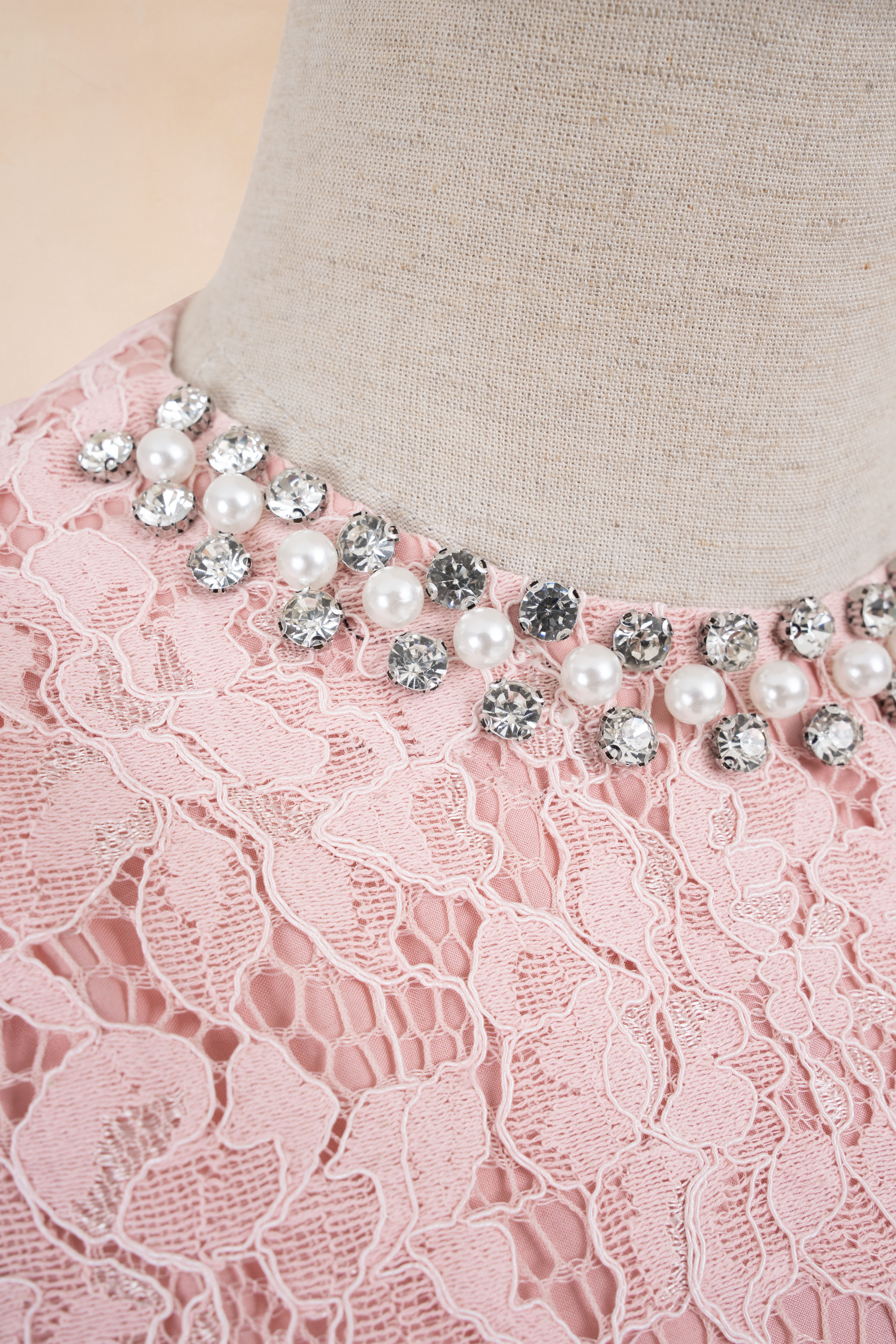 Đầm Bút Chì Ren Cổ Đá Tay Dài_thumbnail_3