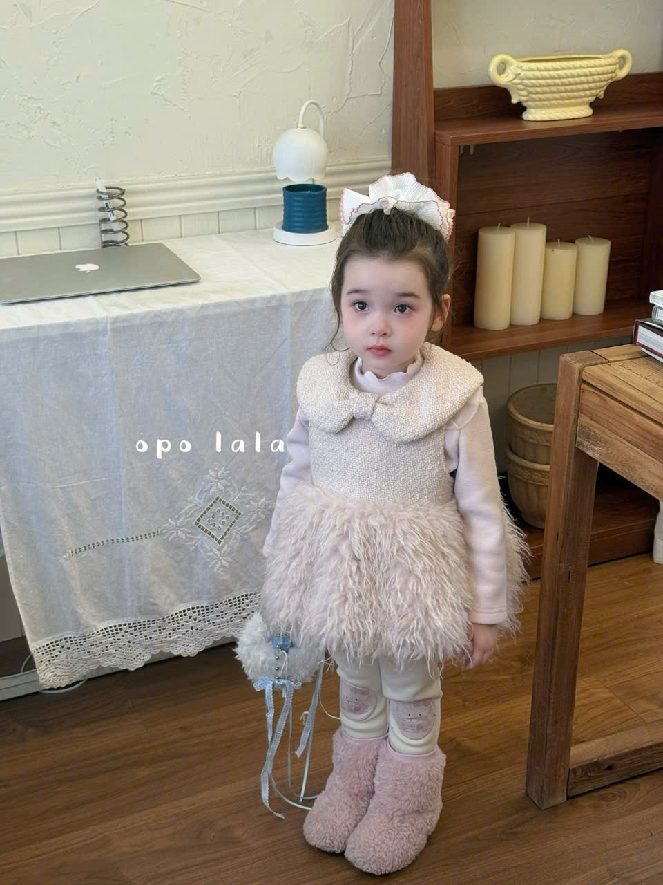 (V78) Áo gile dạ hồng cổ sen viền lông vũ_thumbnail_0