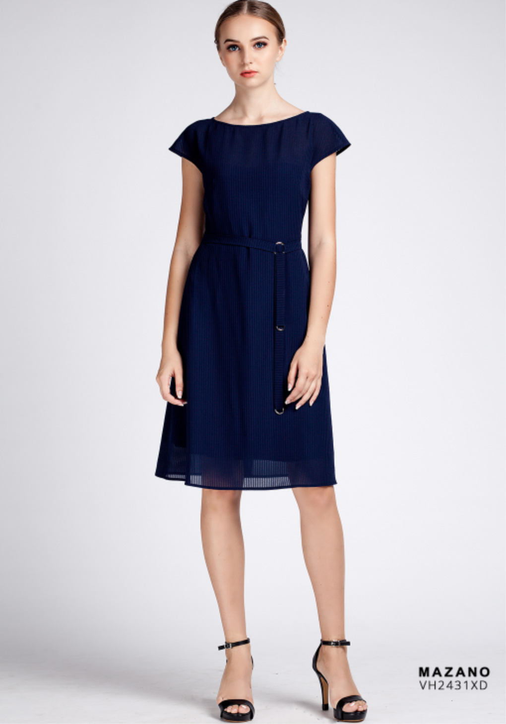 Váy đen xòe thắt đai