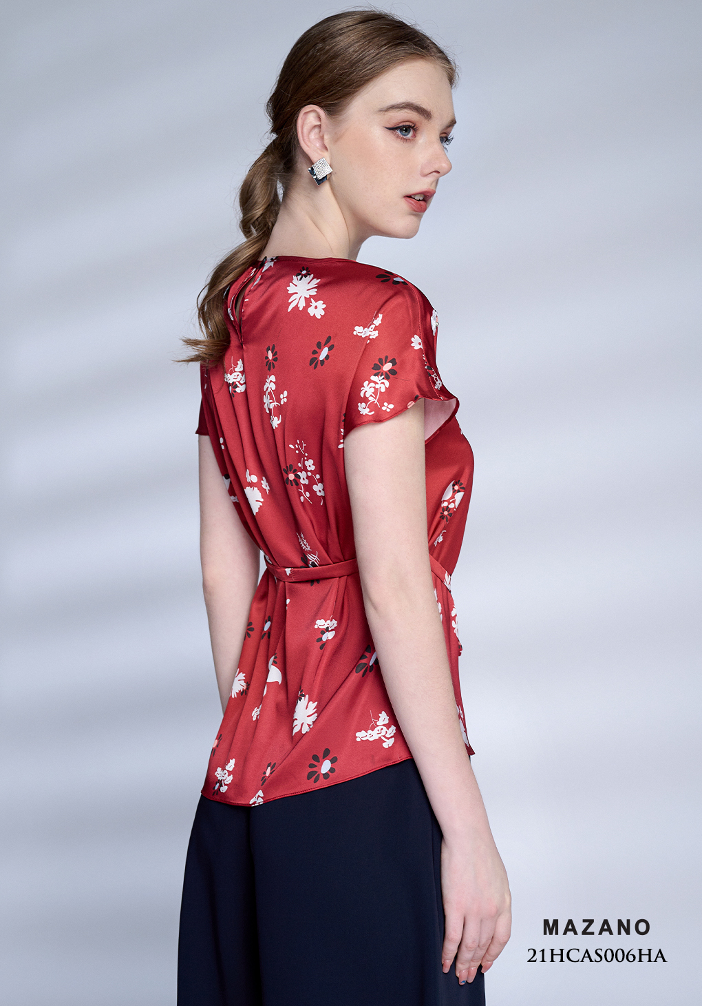 Áo top lụa nền đỏ họa tiết hoa