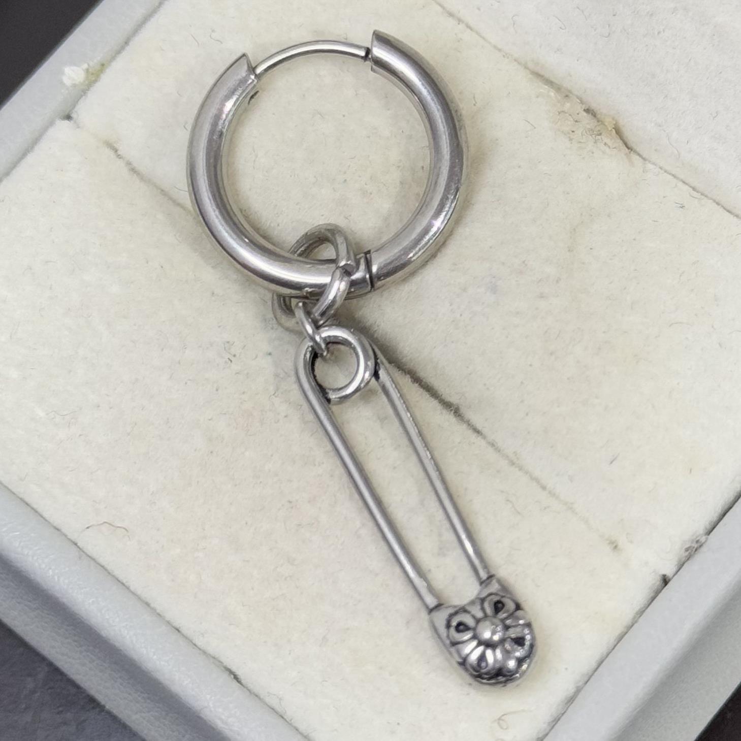 khuyên vòng kiểu nam rơi ghim băng chrome heart_thumbnail_2