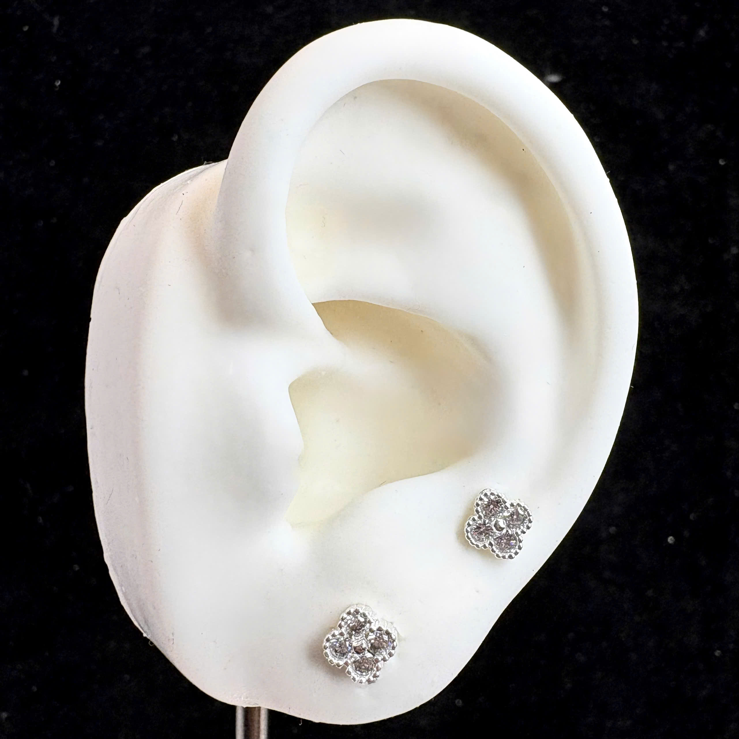 Khuyên kiểu bạc xi kim hoa 4 cánh đá trắng_thumbnail_3