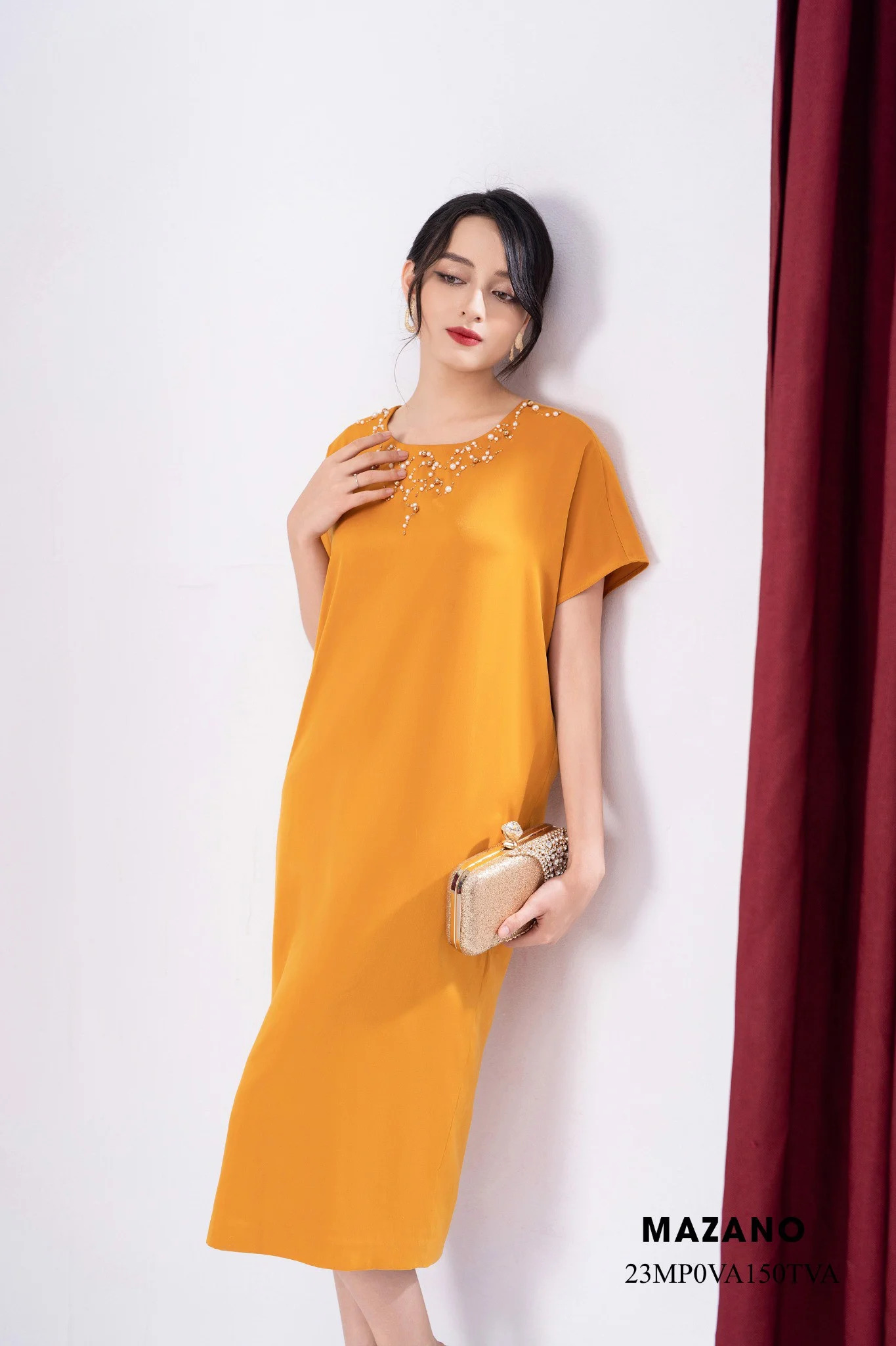 Đầm suông vàng cách điệu cổ đính trang trí