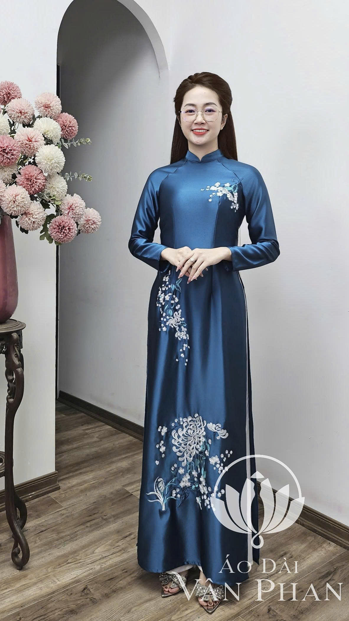 T476 áo dài cổ 3p lụa ruby xanh ngọc bích thêu hoa cúc vạn đoá