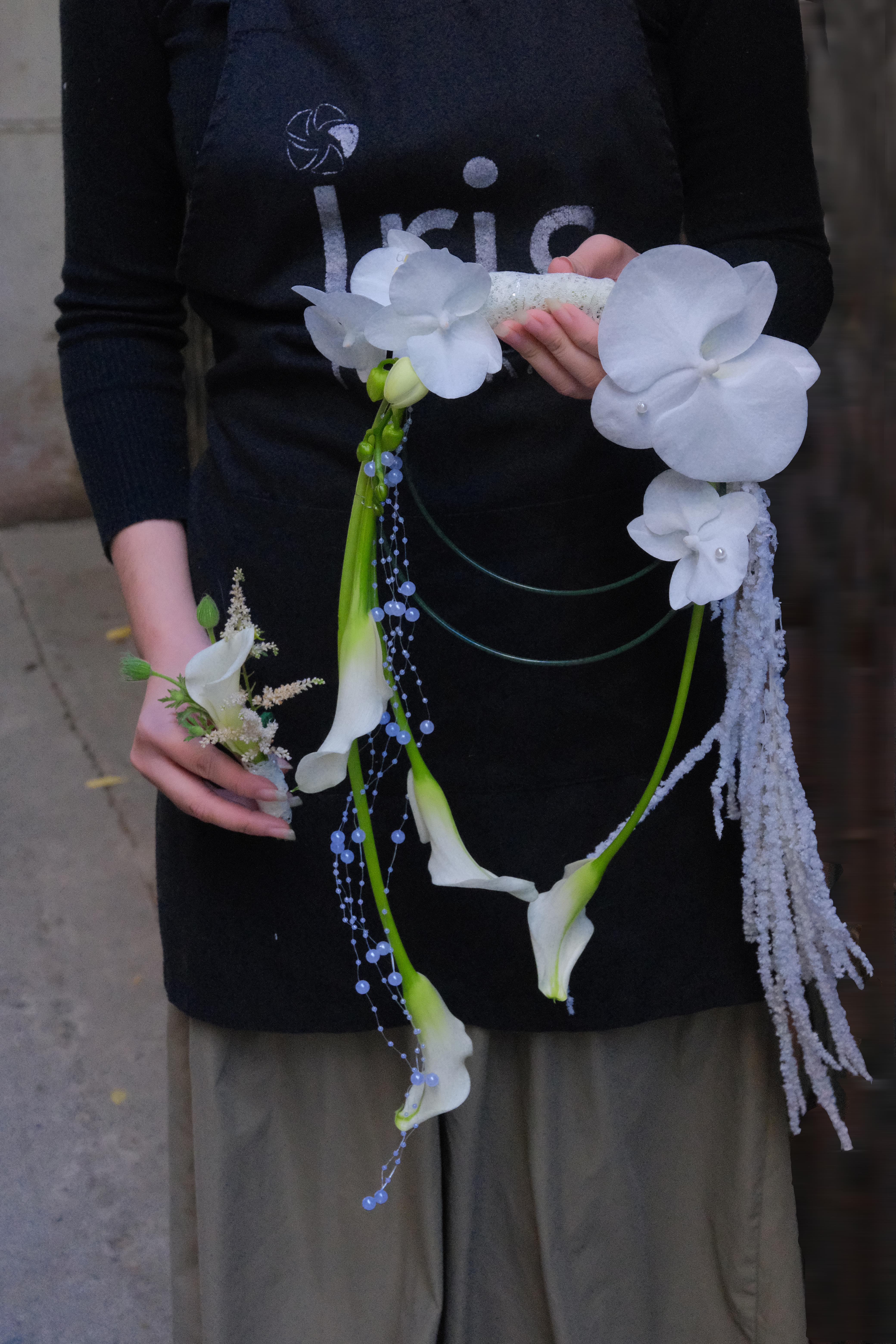 Vòng hoa cưới Calla mix lan hồ điệp, dền rủ