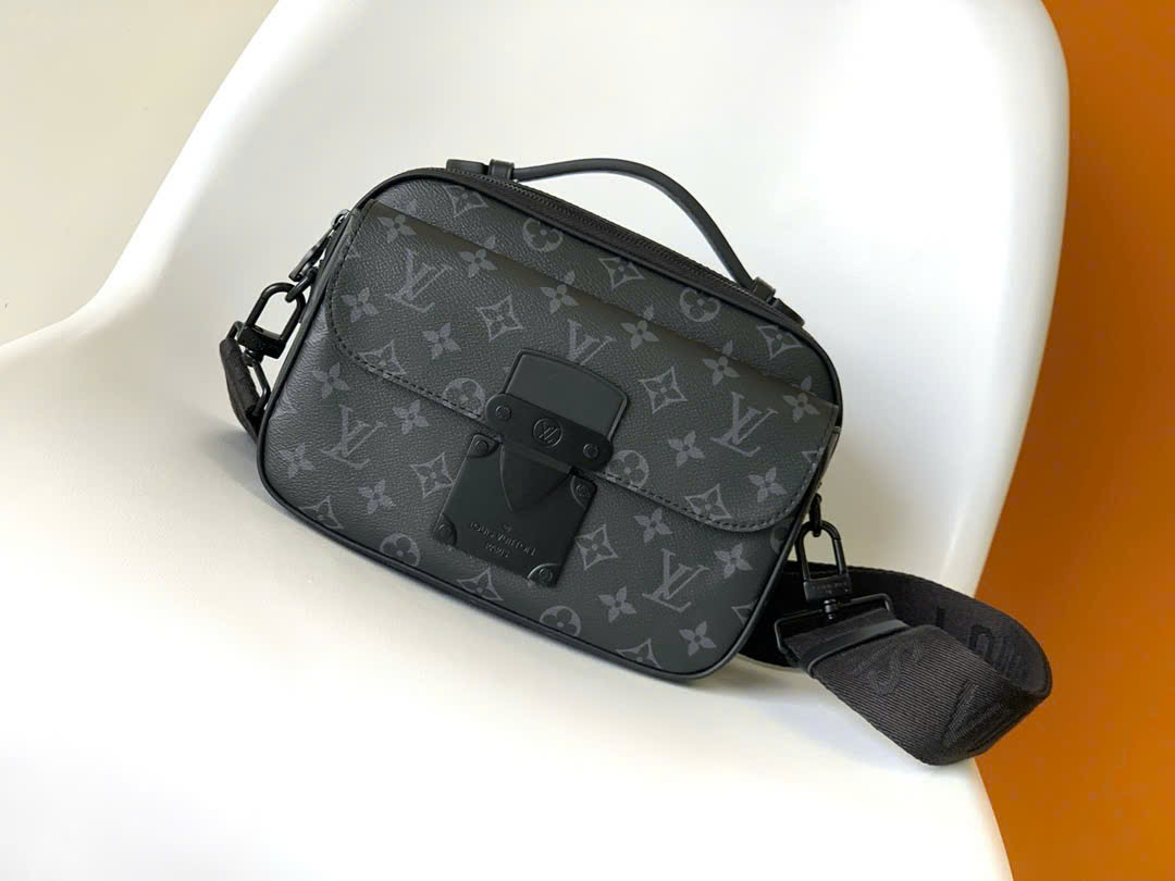 Túi đeo chéo nam Louis Vuitton S Lock Messenger Bag hoa đen