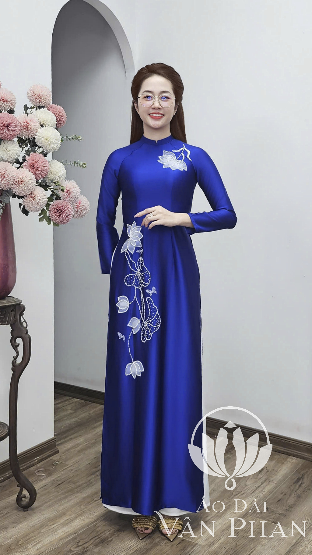 T475 áo dài cổ 2p tay dài lụa tô châu xanh coban hoa sen 399k_thumbnail_2