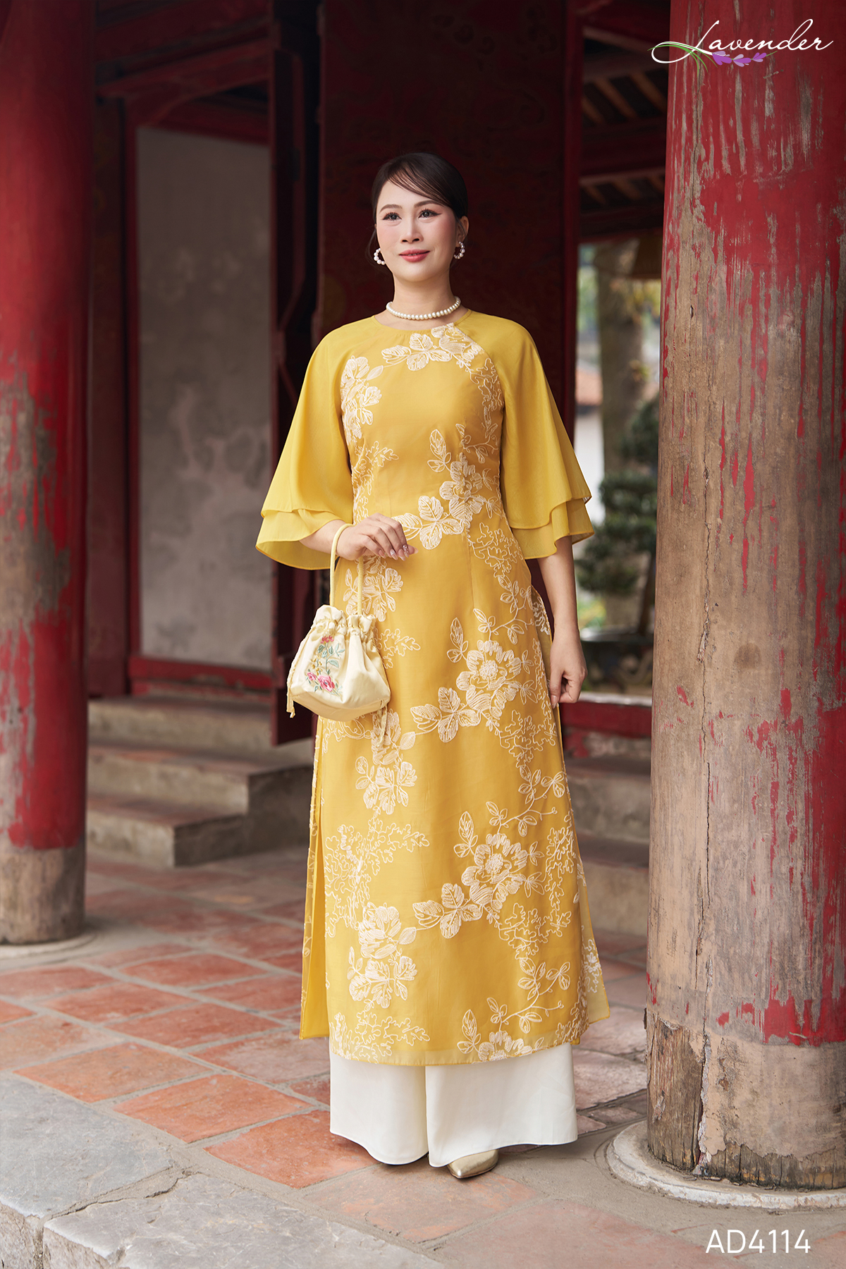 Áo dài tơ thêu màu vàng AD4114