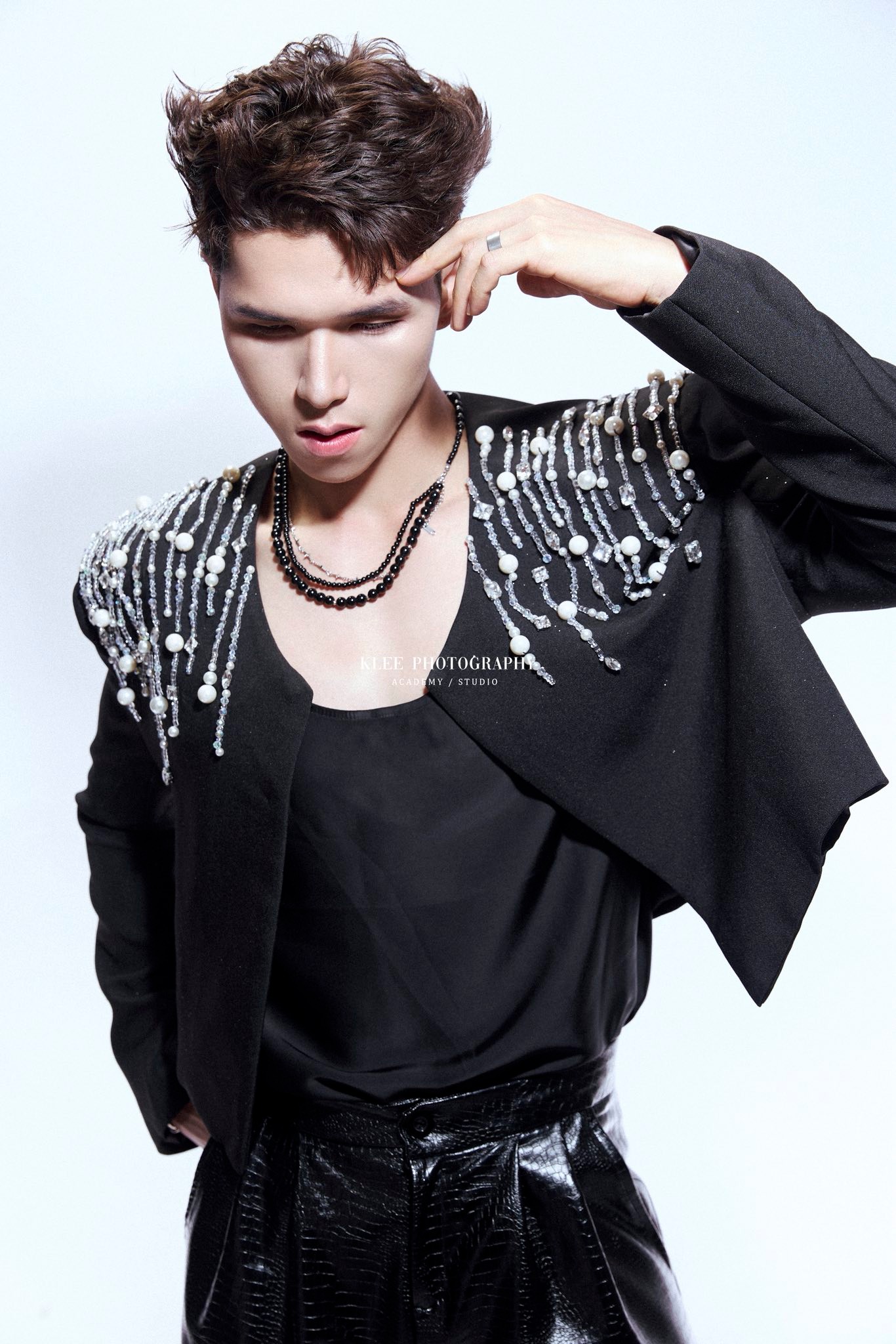 Suit đen đính pha lê – Phong cách & cá tính