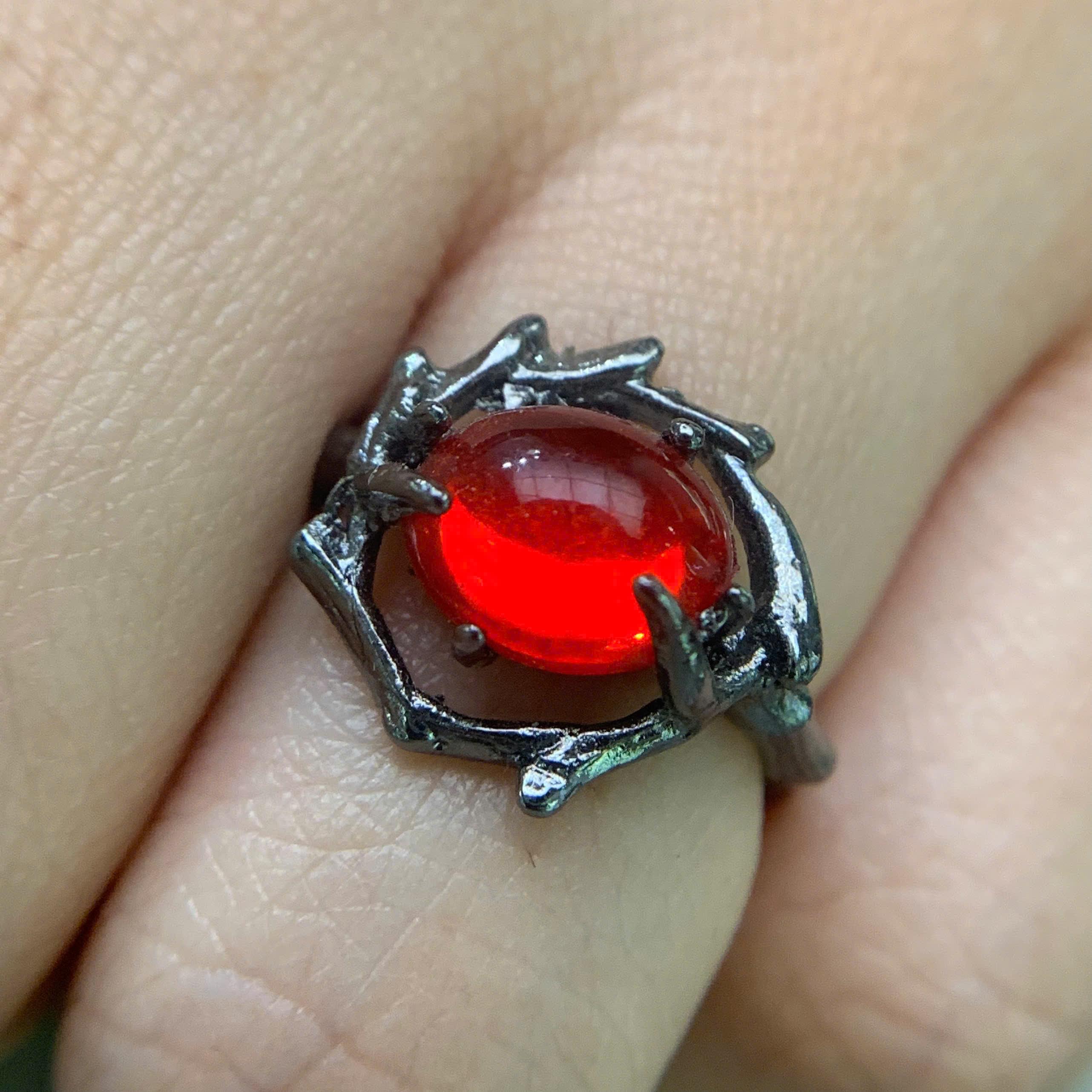 nhẫn kiểu móng vuốt ngậm ngọc đỏ._thumbnail_3