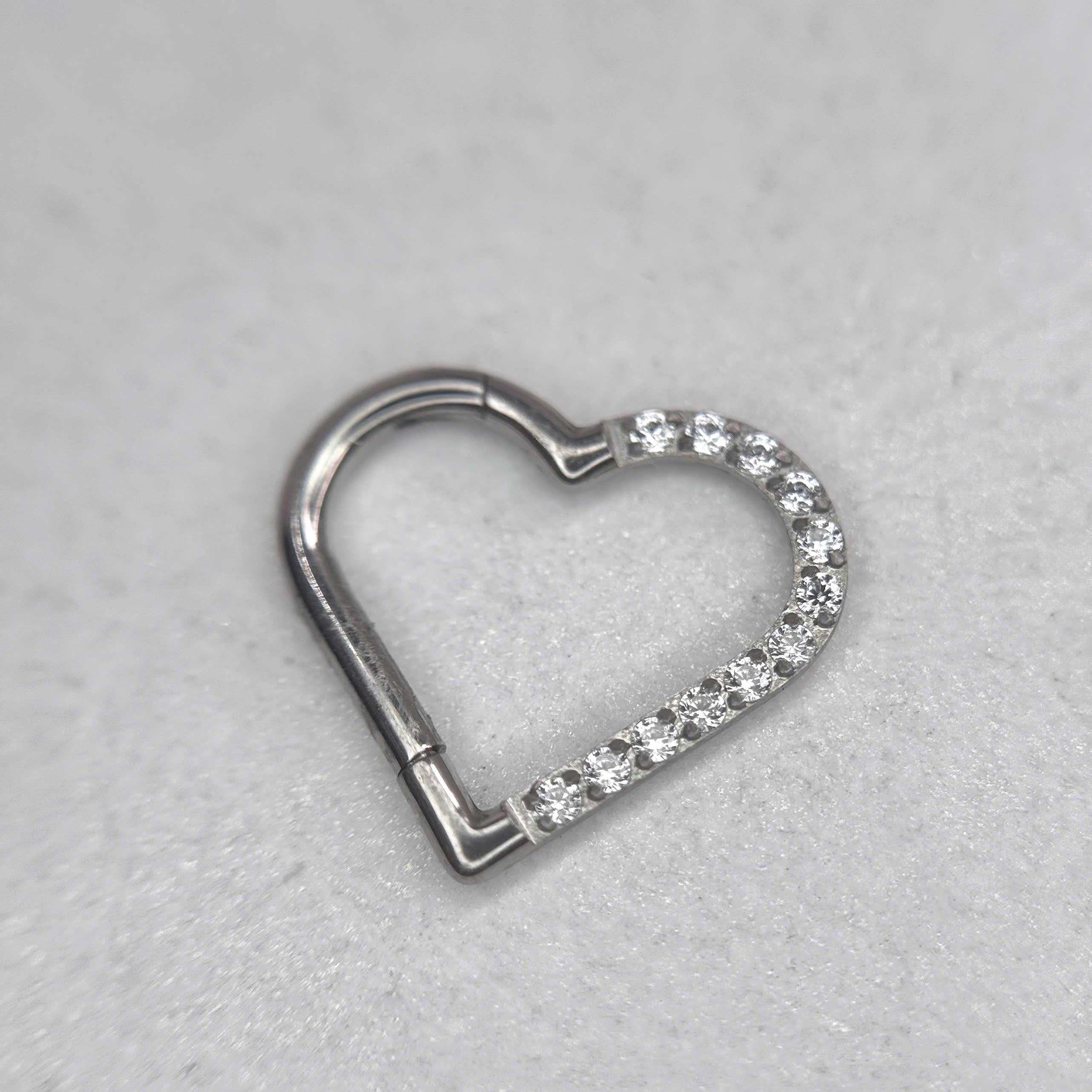 Daith Titan tim (tai trái).