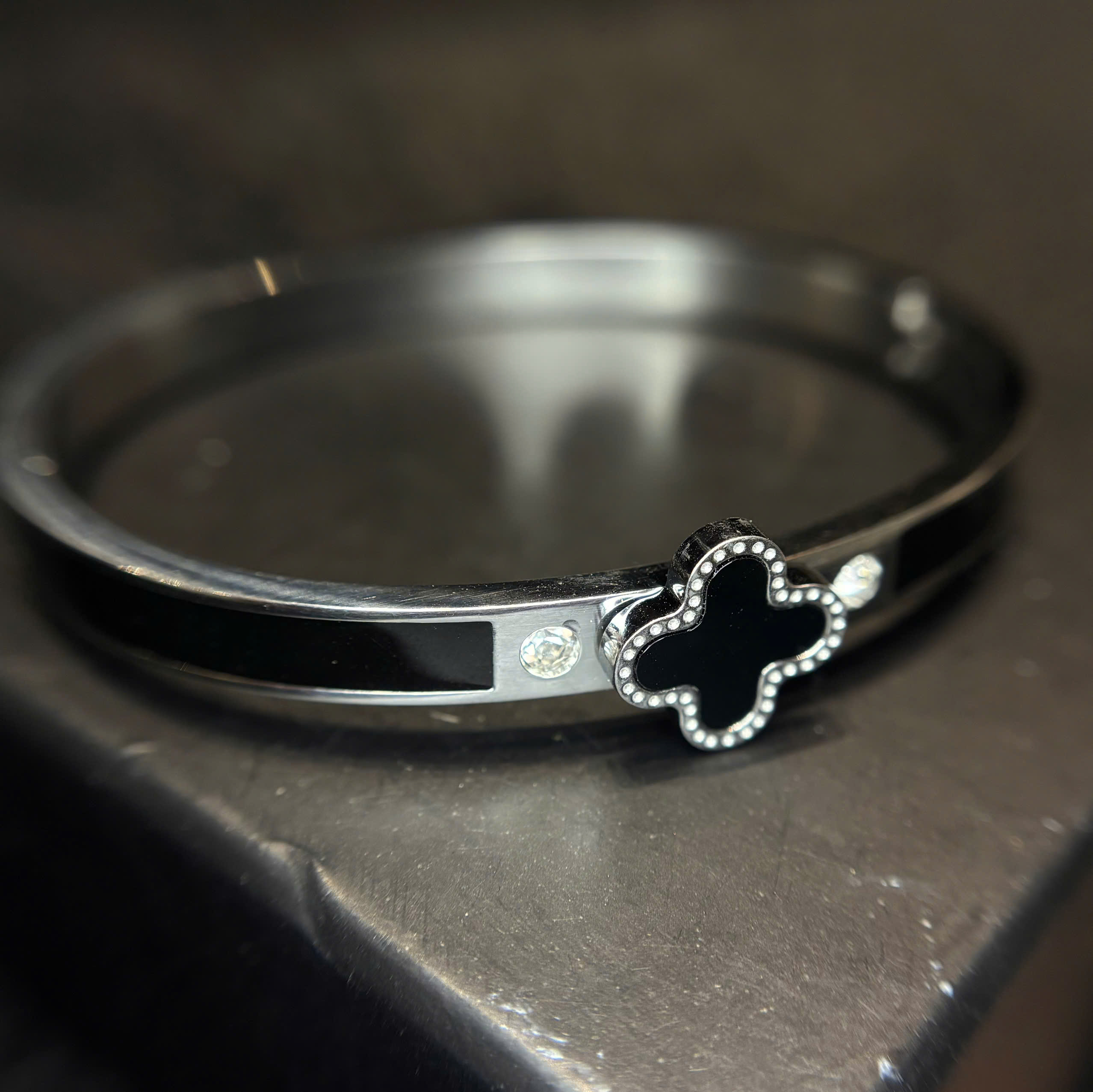 Vòng tay cuff vancleef đen