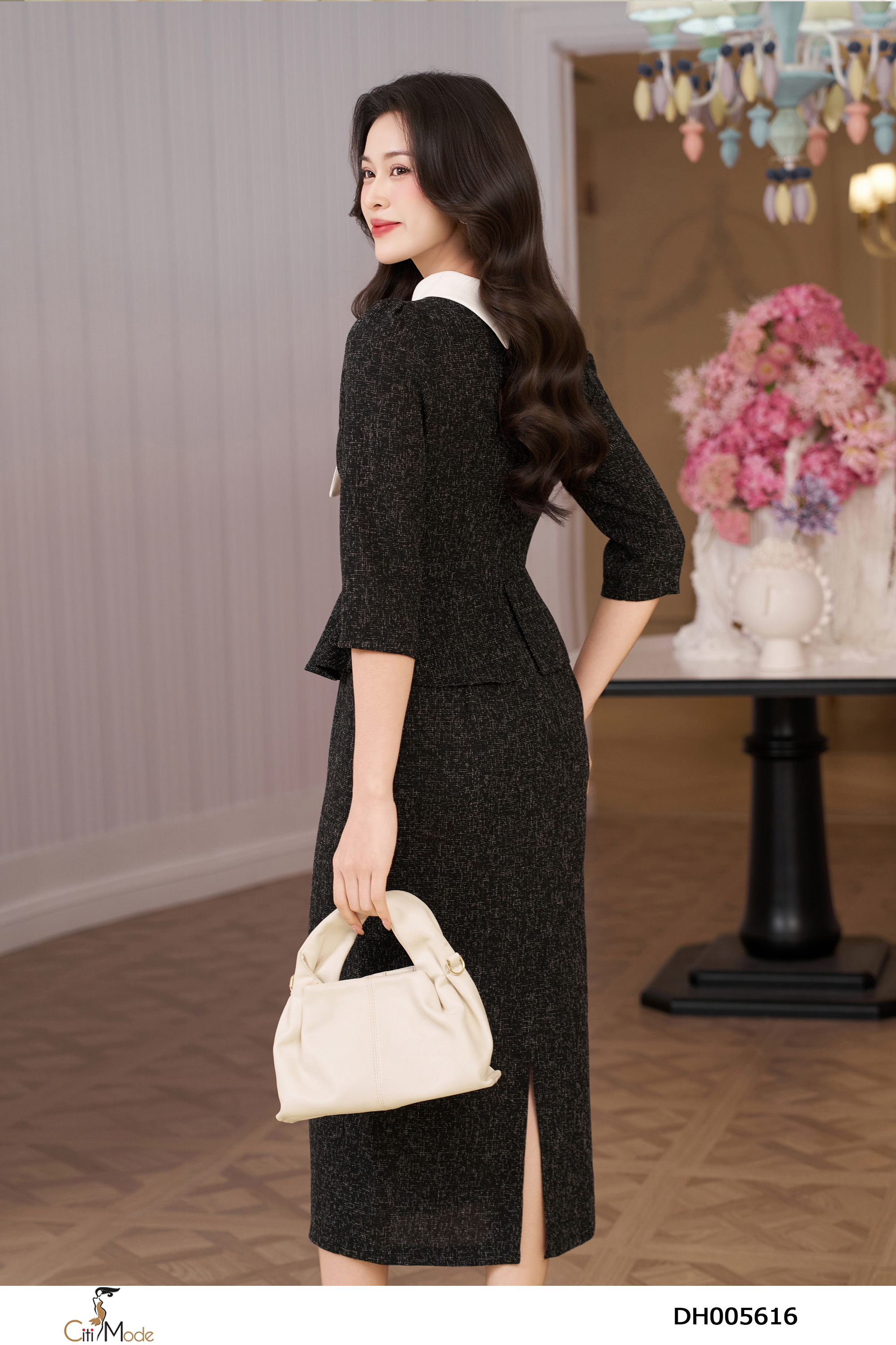 Đầm ôm liền peplum dạ đen phối trắng cổ sen vạt nơ