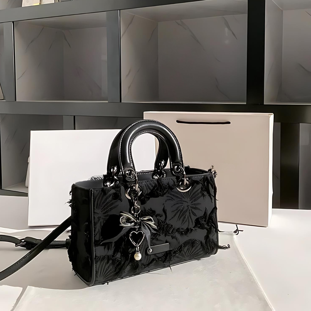 Túi xách đen UHE RISE – tay cầm sang, đeo chéo tiện, nền hoa nổi, charm nơ ngọc trai_thumbnail_6