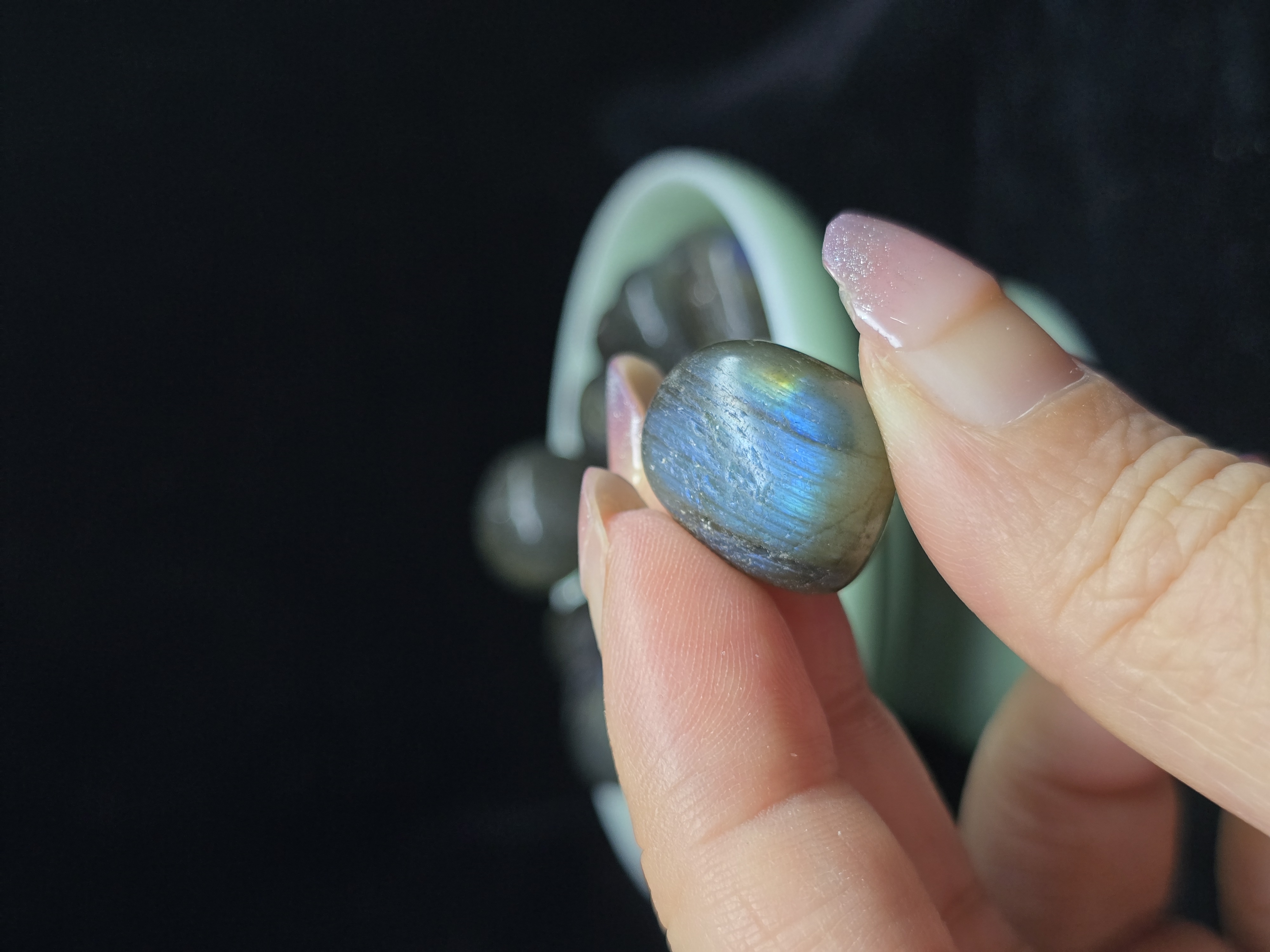 Đá cuội đã mài bóng / Tumbled Labradorite Thể Đen / Hắc Nguyệt Quang size 1 - 2cm/viên