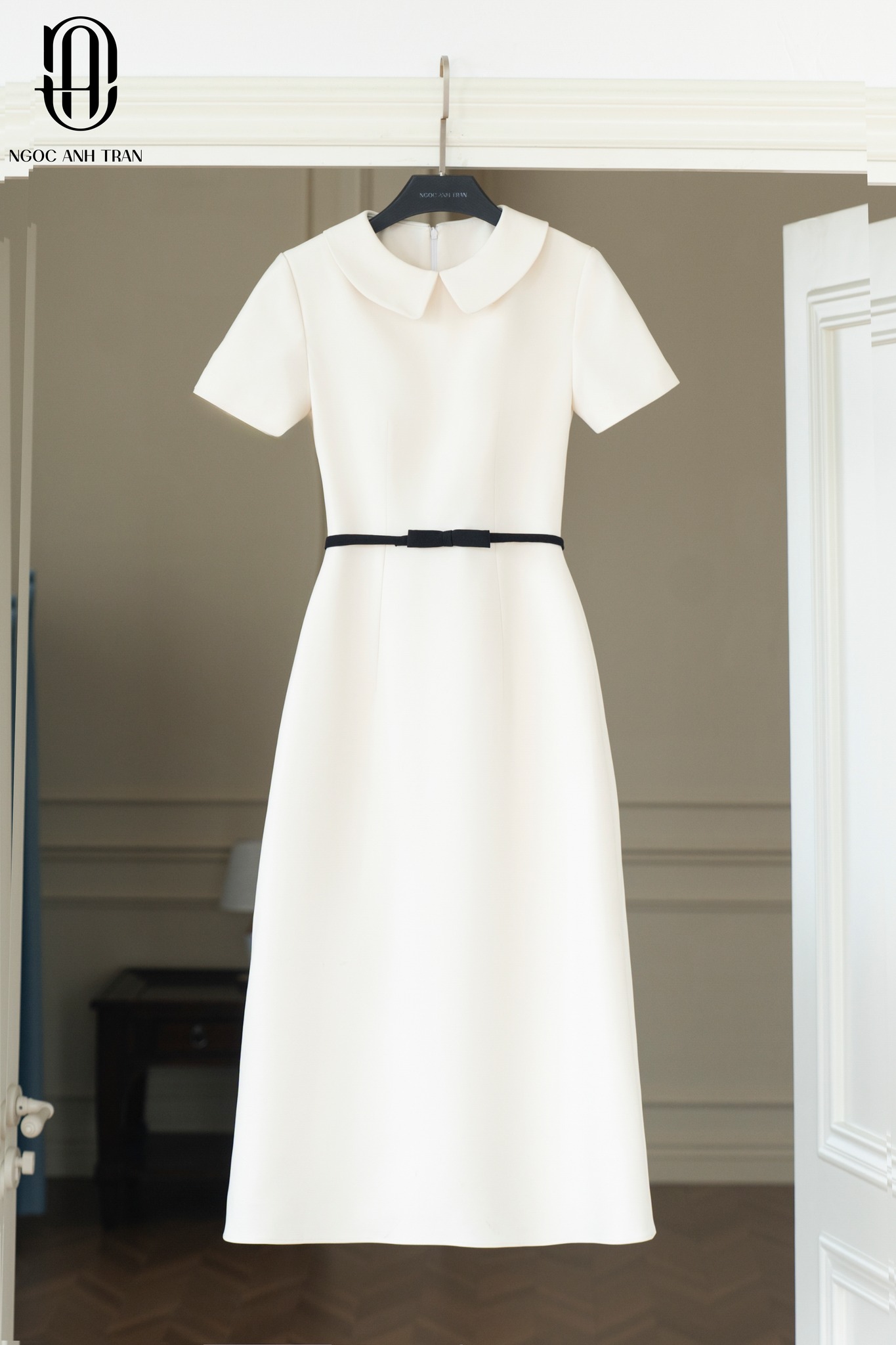 D137 - Váy kem dáng A phối nơ eo đen