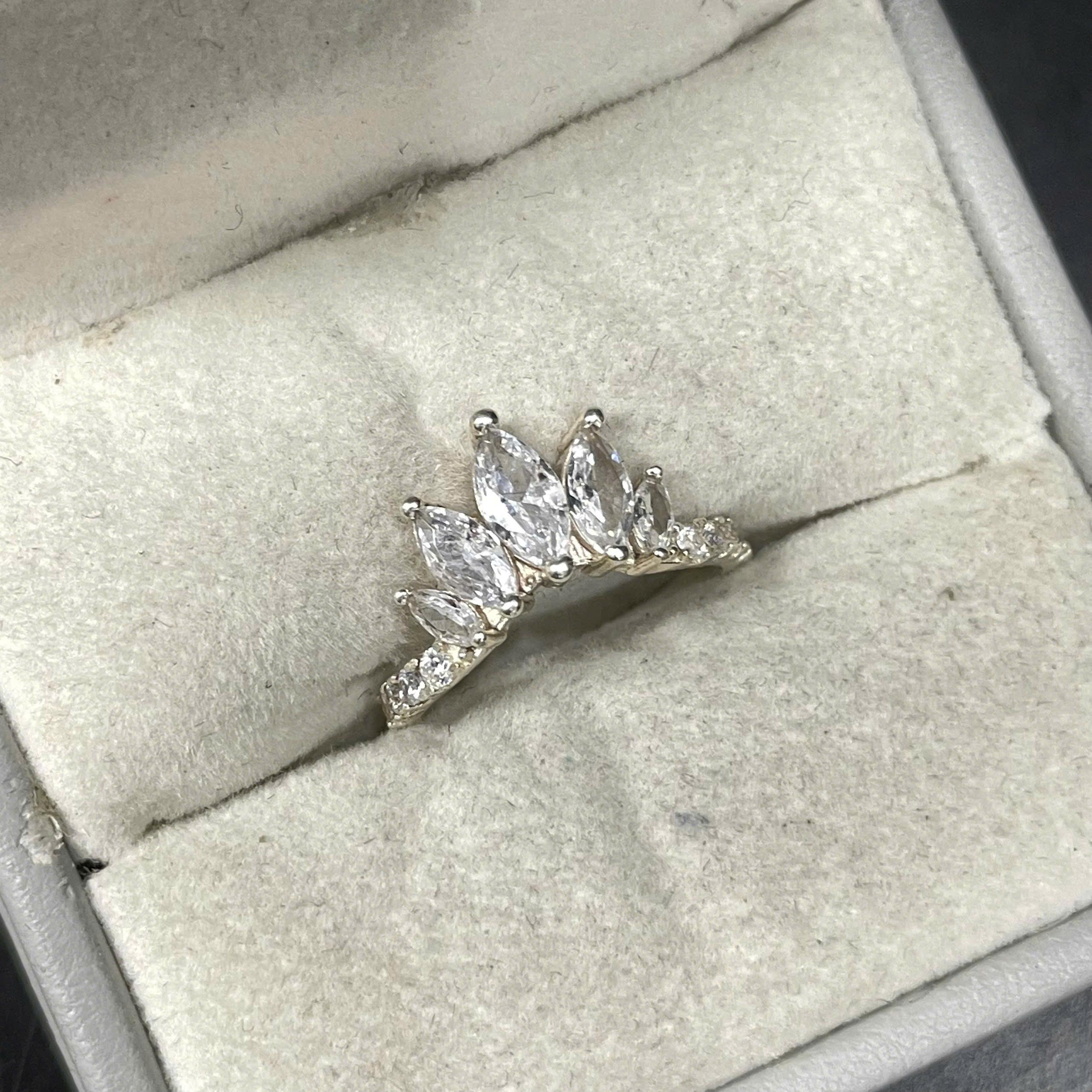 Nhẫn bạc 925 vươn miệng 5 kim cương lá size 6.