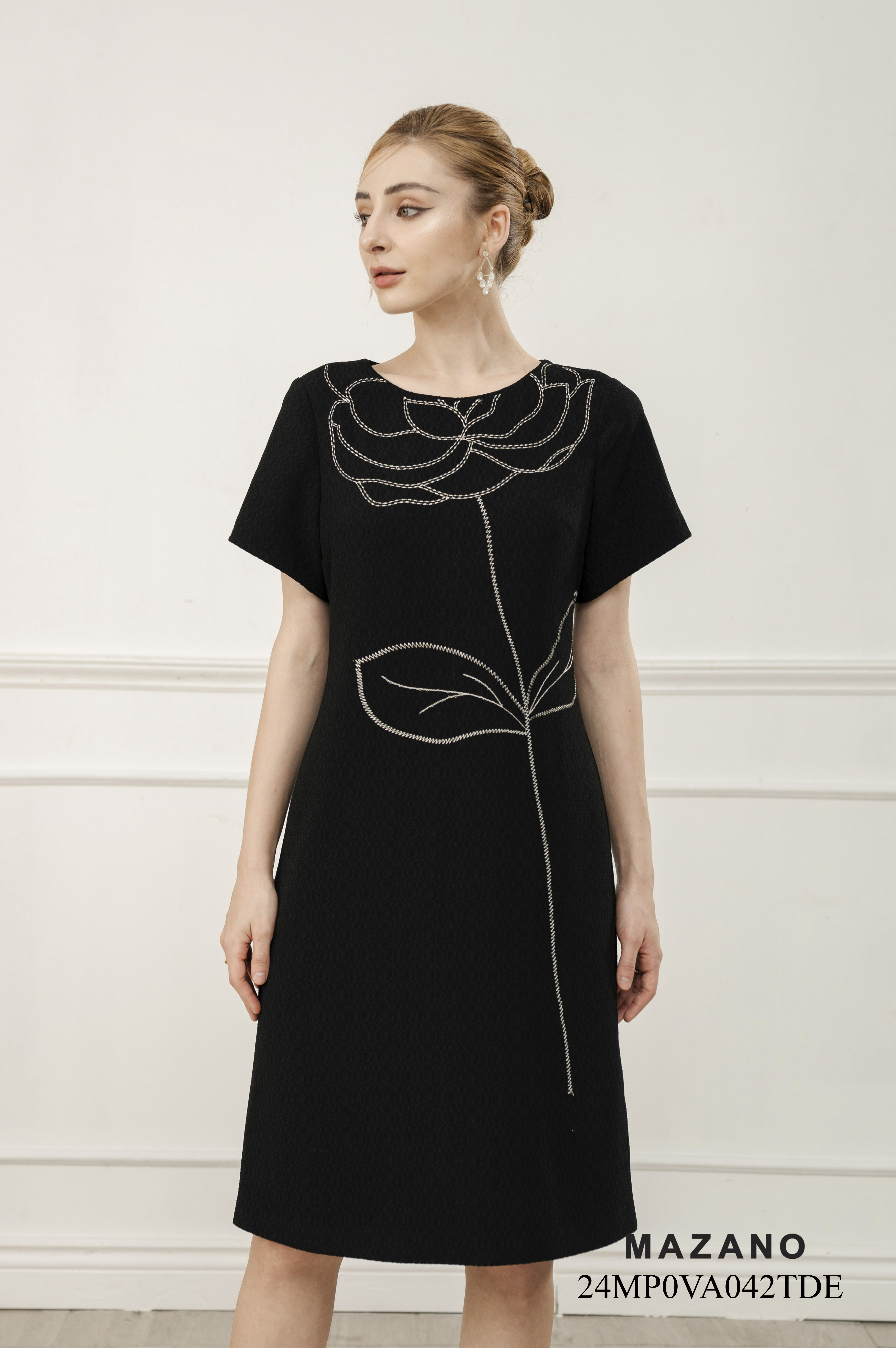 Đầm đen suông A nhẹ thêu hoa bố cục trang trí