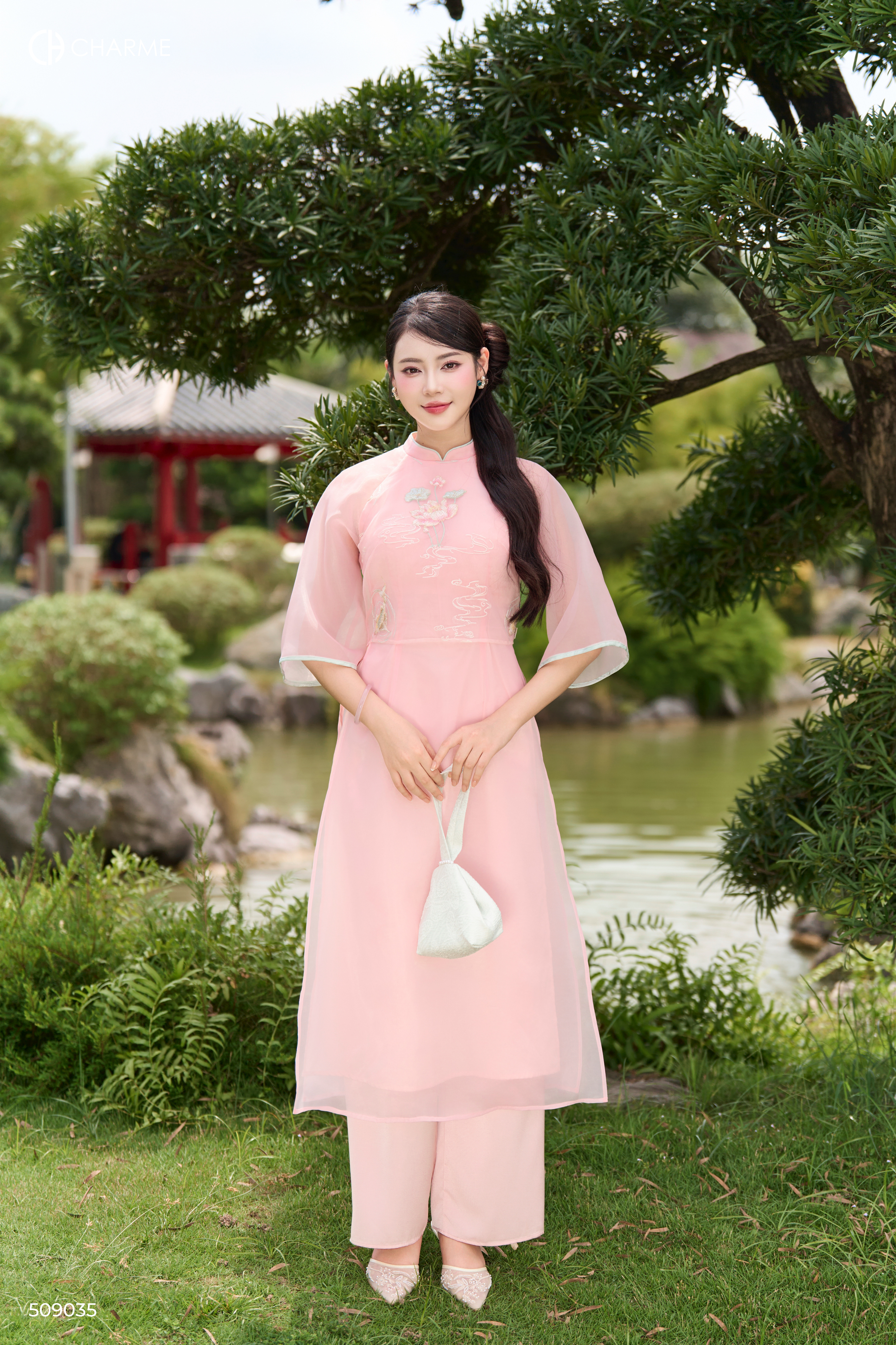 Áo dài tơ thêu hoa sen