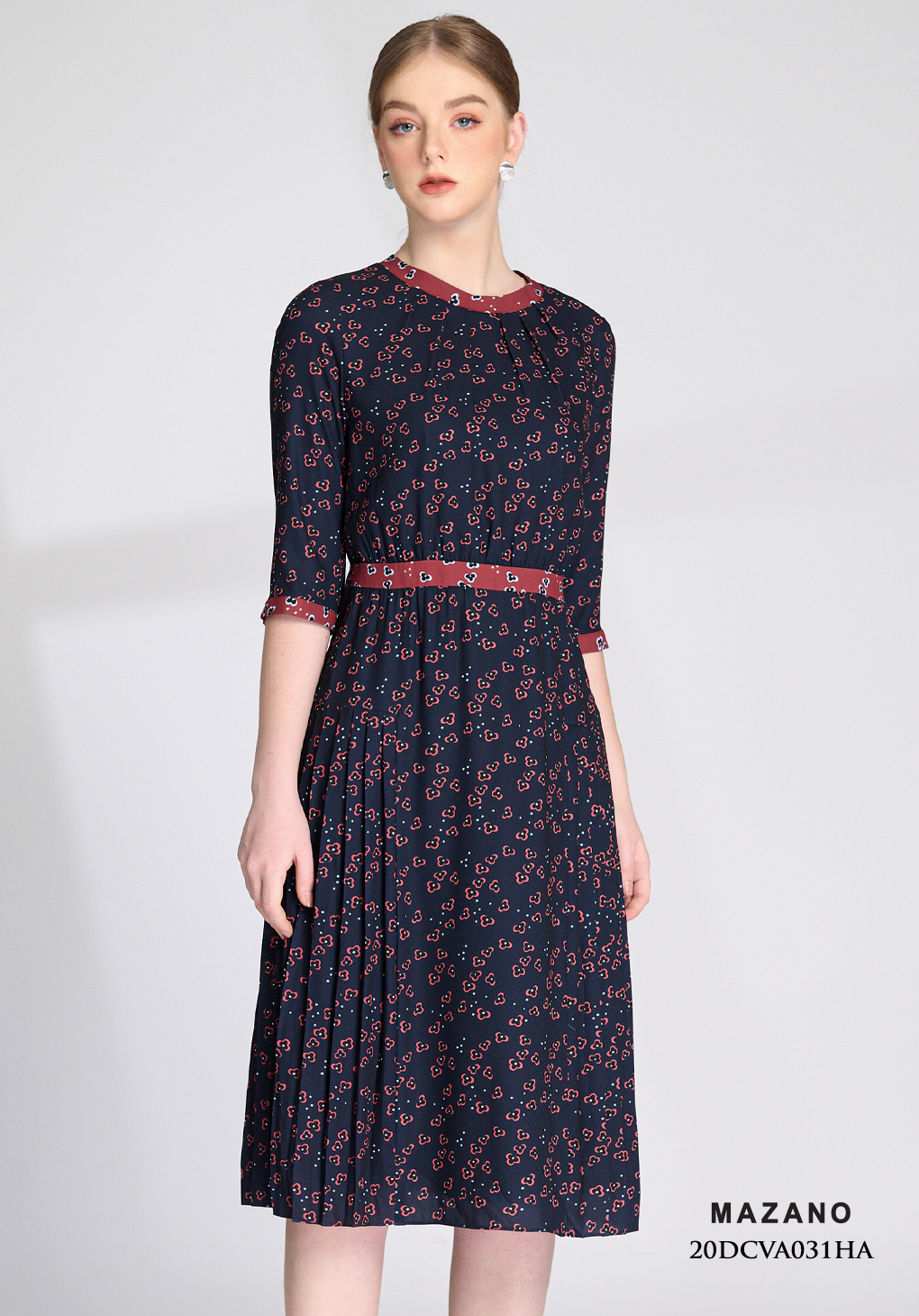 Đầm xanh than in hoa nhí xếp ly phối màu nhấn eo