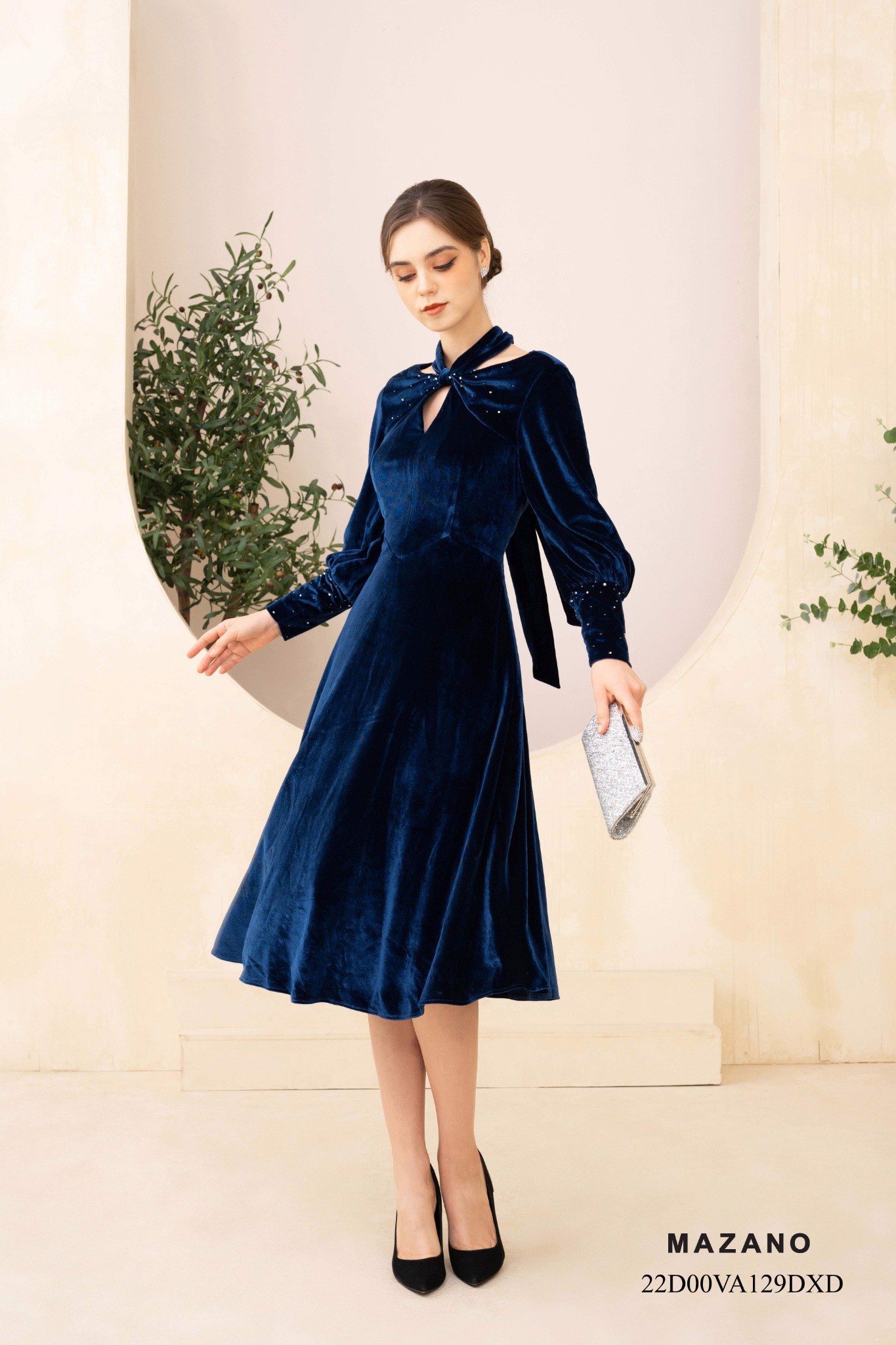 Đầm nhung xanh đính đá cổ cách điệu_thumbnail_2