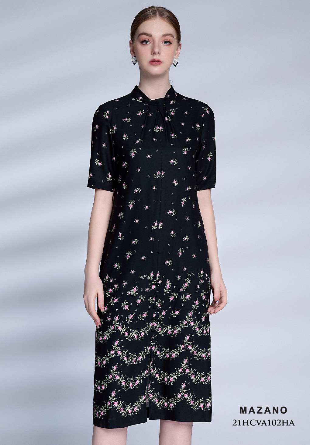 Đầm suông nền đen họa tiết in nụ hồng tay lỡ