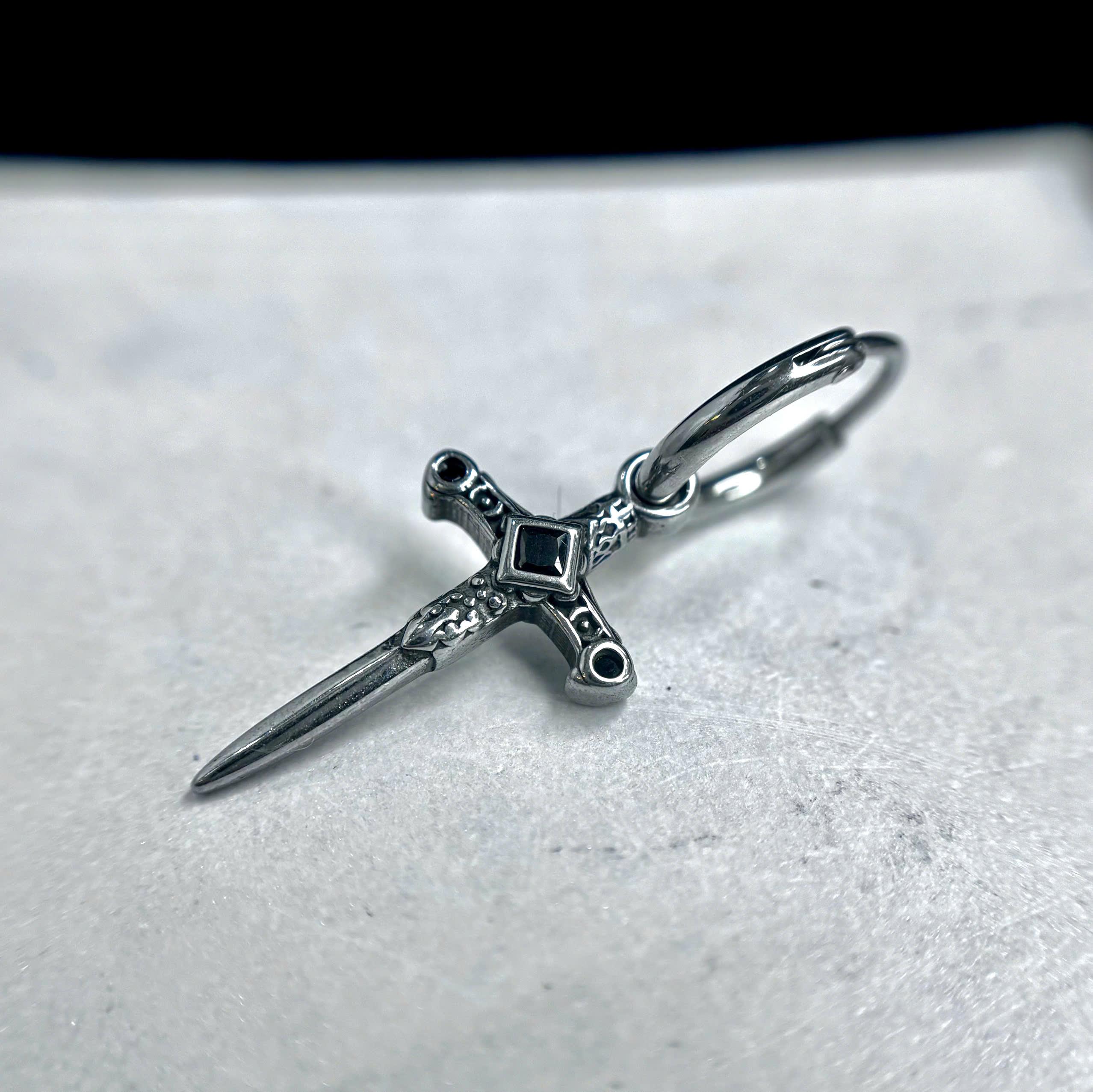 Khuyên vòng kiểu nam thanh kiếm đính đá đen size 10