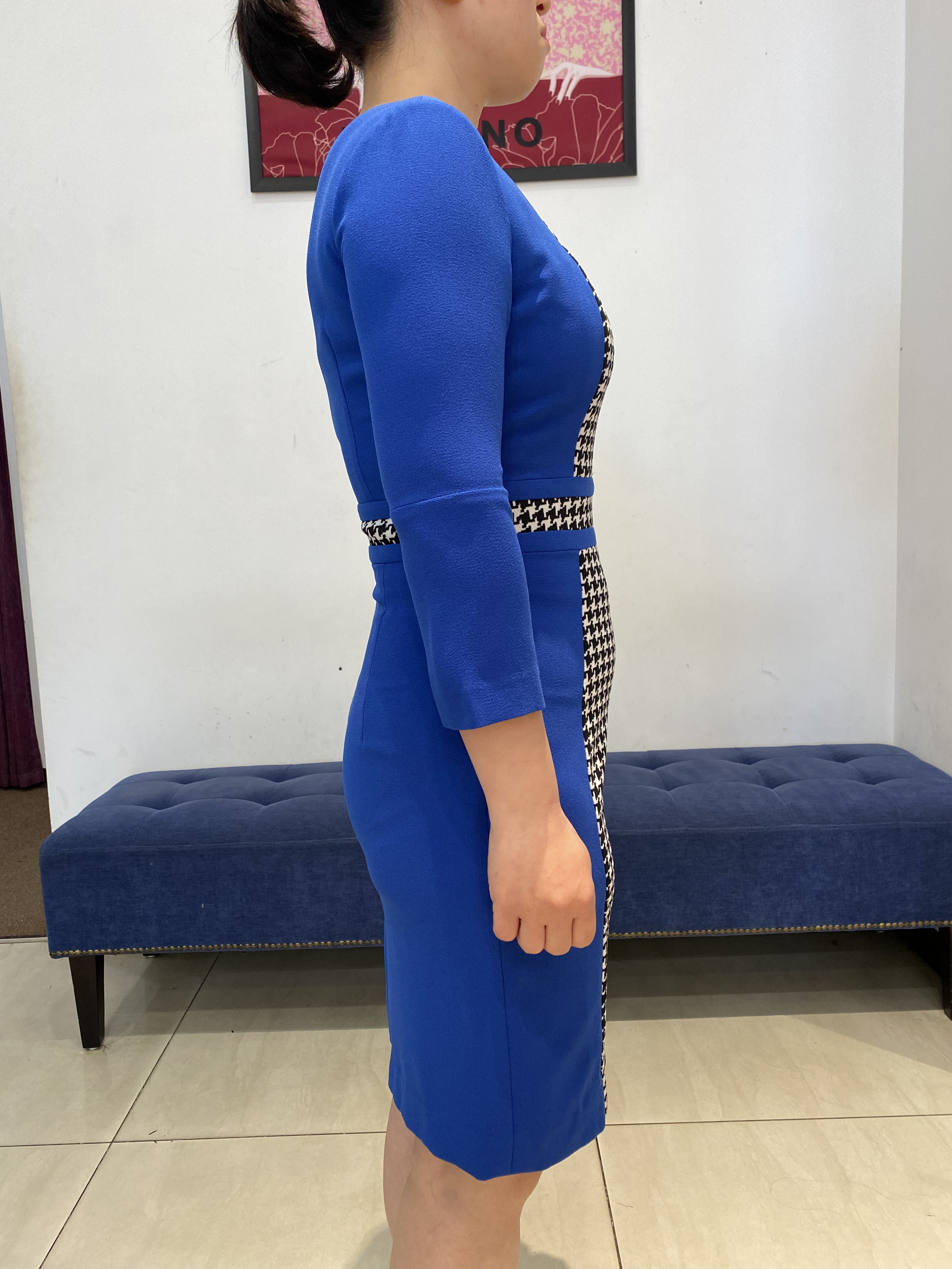 Đầm xanh phối họa tiết kẻ ca rô, kéo khóa trước