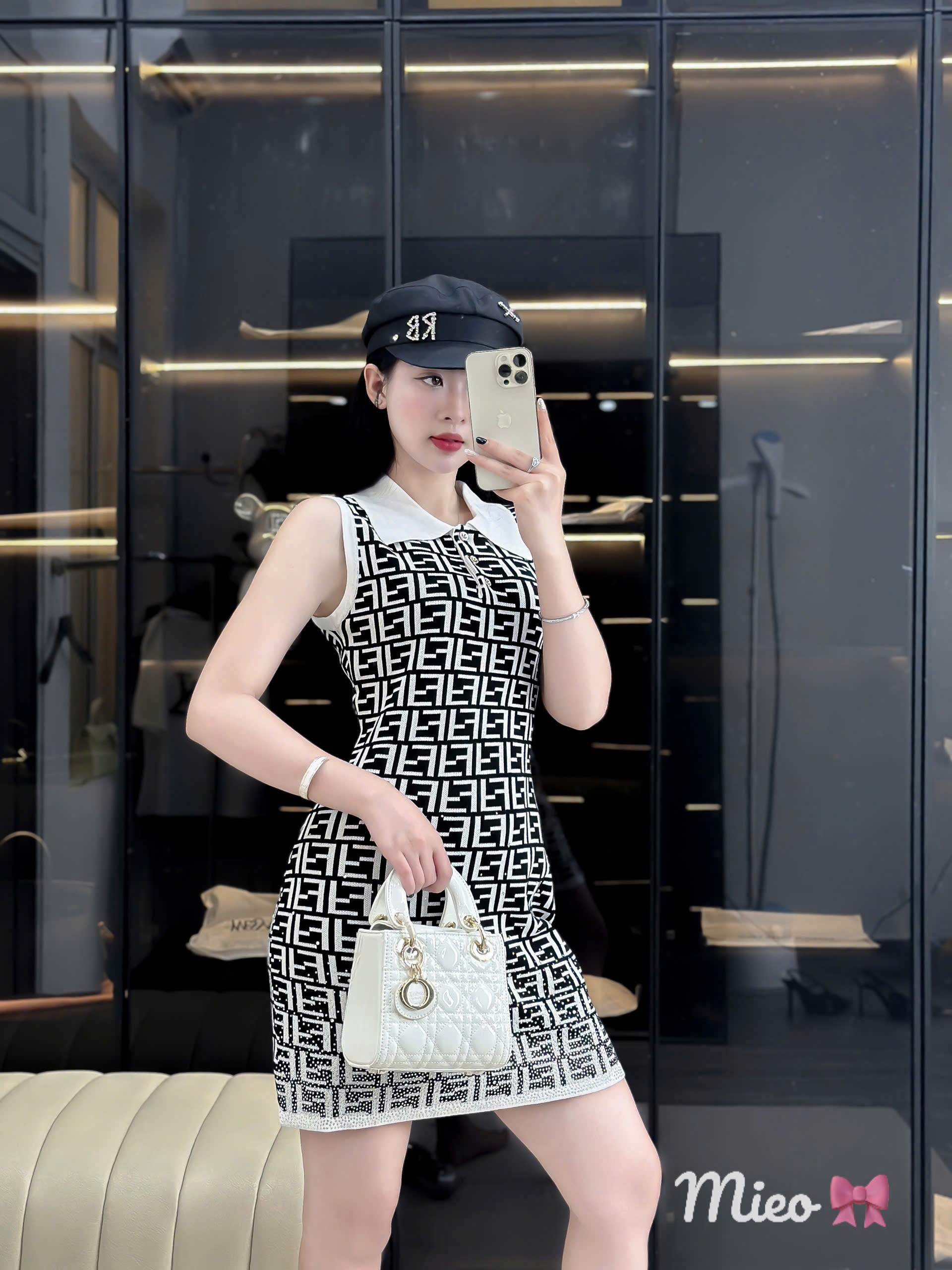  Váy Fendi sát nách cổ polo 