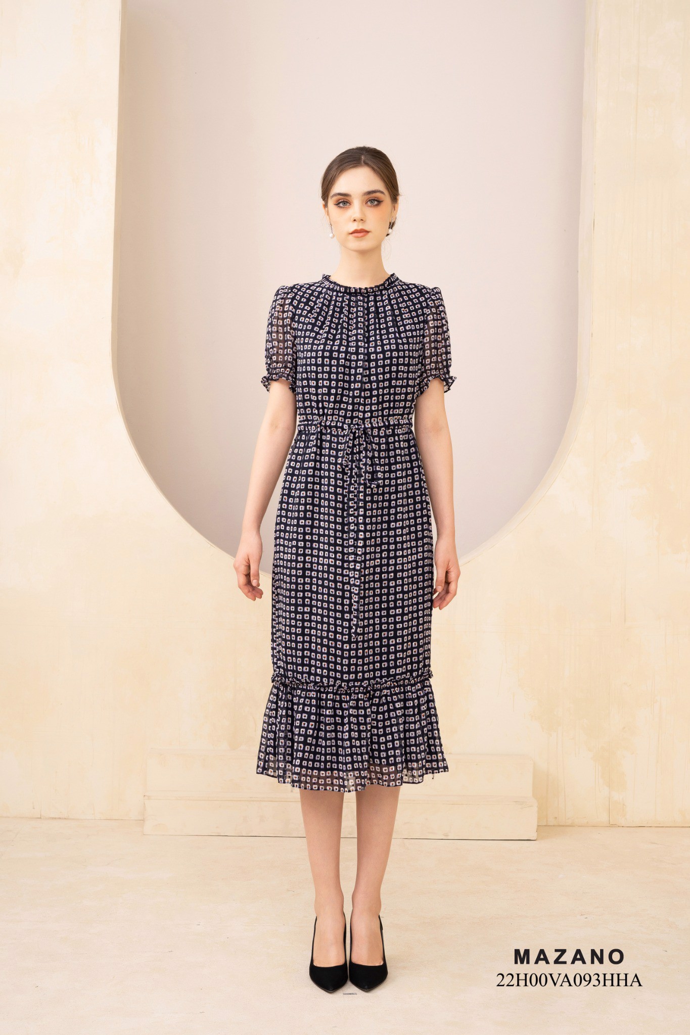 Đầm họa tiết bèo tầng rút dây eo