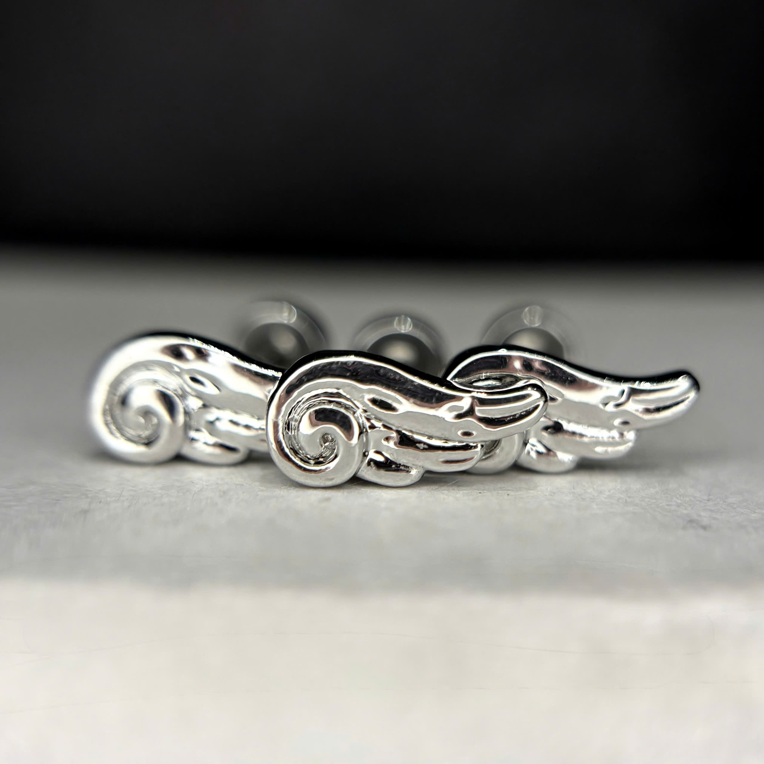 Khuyên kiểu hình cái cánh bi vặn