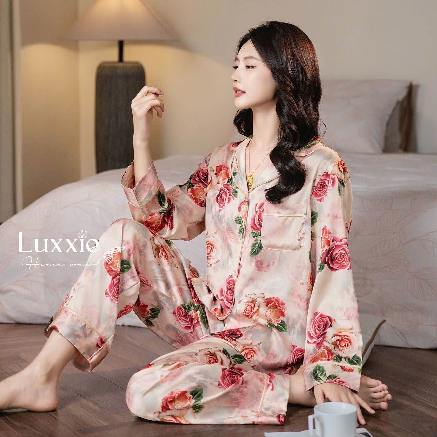 LEDAI07 Pijama lụa họa tiết hoa hồng nền be