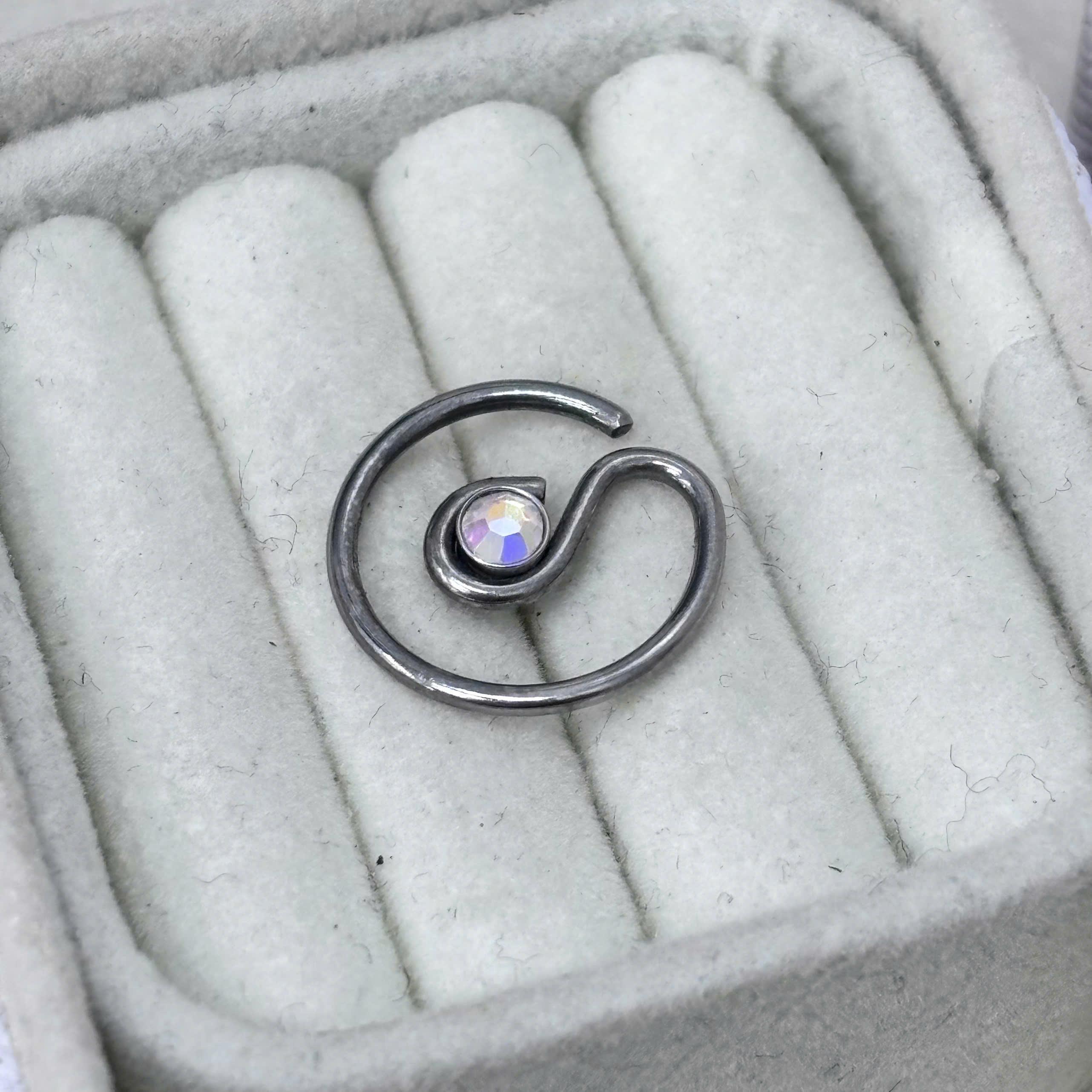 daith kiểu đá opal xoắn tai phải.
