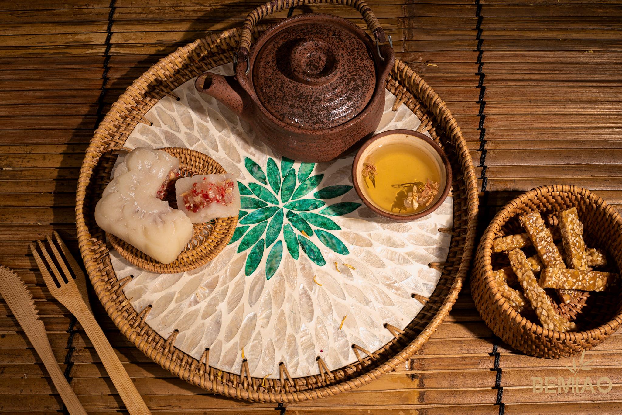 Mother Of Pearl Rattan Tray MD011